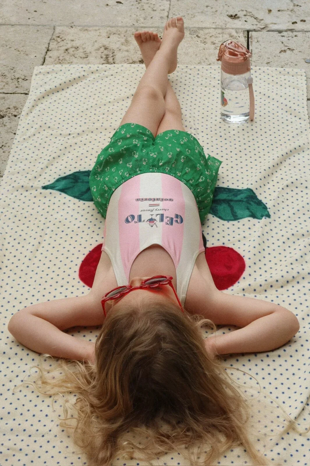 Konges Sløjd Badeanzug Pomia Candy Rose Stripe – rosa-weiß gestreifter Kinderbadeanzug mit Gelato-Print, ärmellos, bei Cleo&Caesar Kids Concept Store