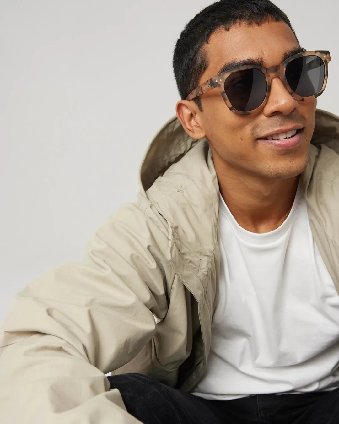 Izipizi Sonnenbrille #N Light Tortoise – schlanke Fassung im Schildpattmuster, biobasiertes Polyamid, graue Gläser, Unisex, bei Cleo&Caesar Kids Concept Store