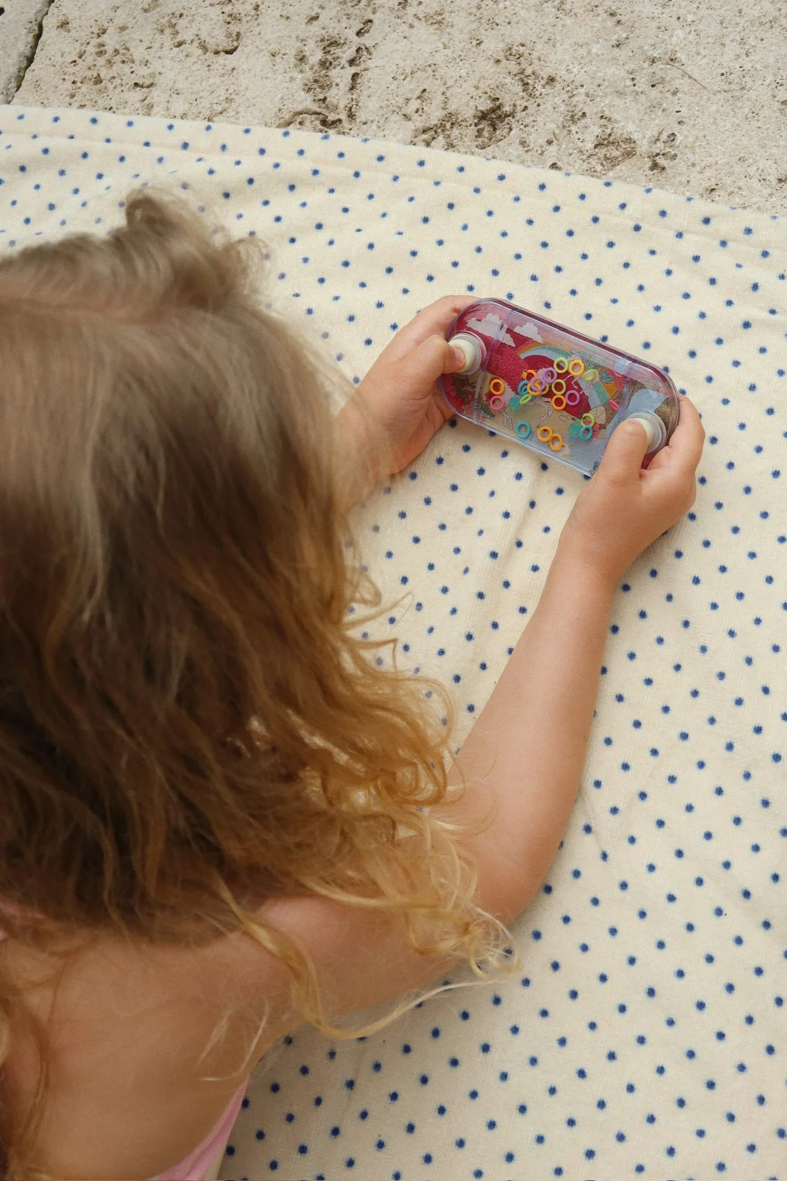 Kompaktes Wasserringspiel mit bunten Ringen und Knöpfen – motorisches Geschicklichkeitsspiel für Kinder ab 3 Jahren im Concept Store Cleo&Caesar