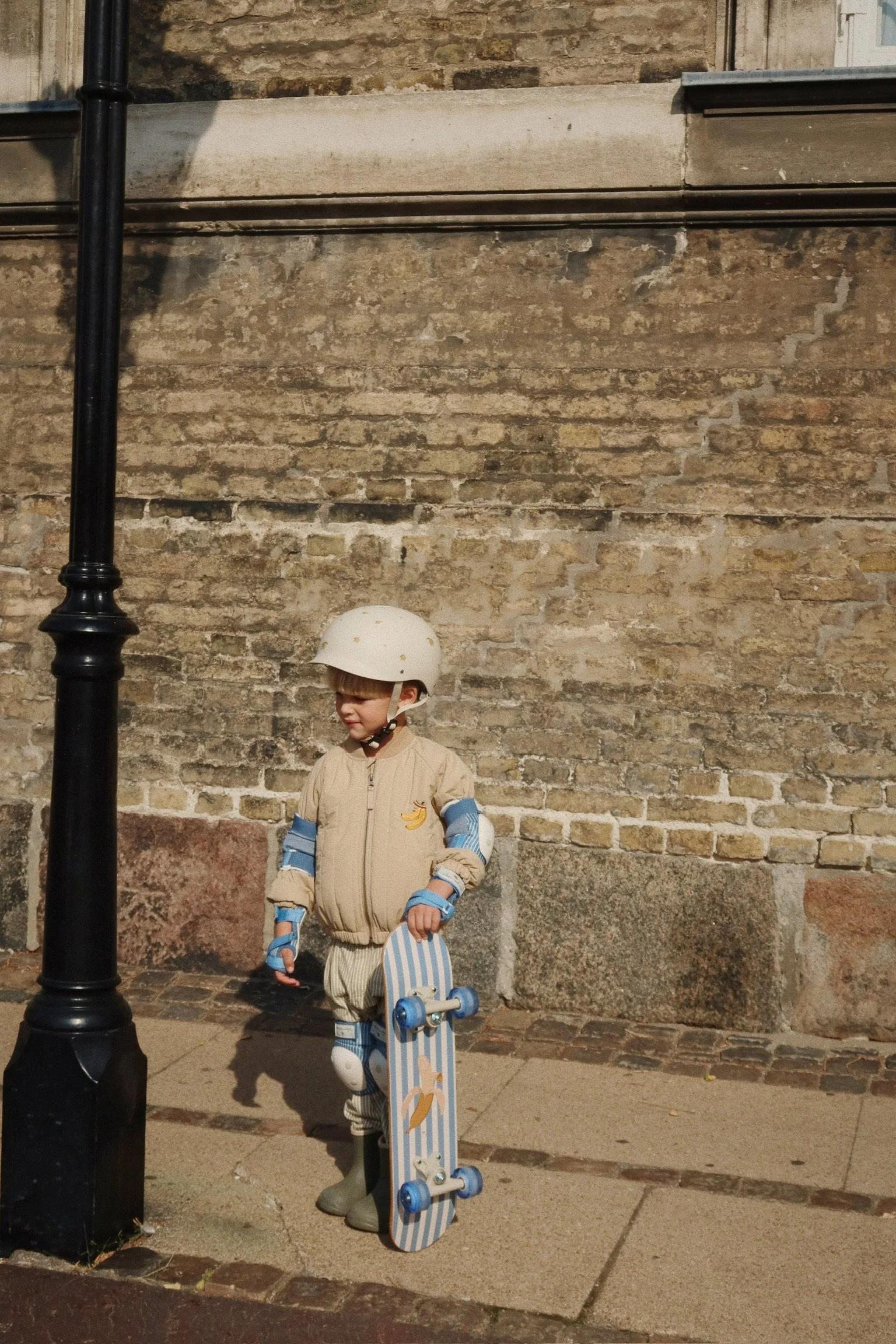 Juno Bomber Jacke Travertine für Kinder von Konges Sløjd – kuschelige, nachhaltige Kinderkleidung in Beige mit Herzprint, erhältlich bei Cleo&Caesar Kids Concept Store Berlin.