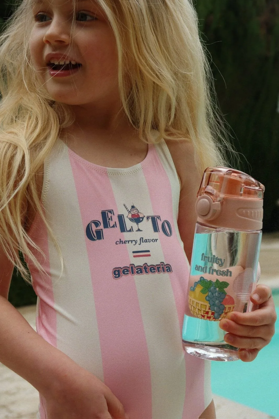 Konges Sløjd Badeanzug Pomia Candy Rose Stripe – rosa-weiß gestreifter Kinderbadeanzug mit Gelato-Print, ärmellos, bei Cleo&Caesar Kids Concept Store