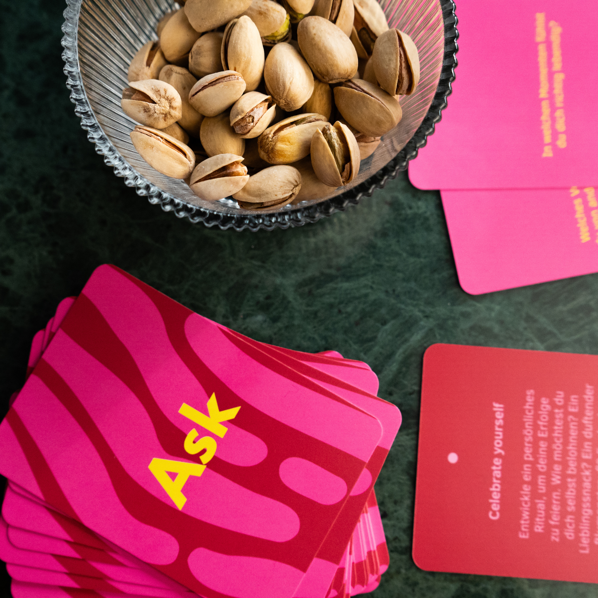 Kartenset „Ask & Task Selflove Edition“ mit Fragen und Aufgaben für mehr Selbstliebe und Achtsamkeit bei Cleo&Caesar Concept Store