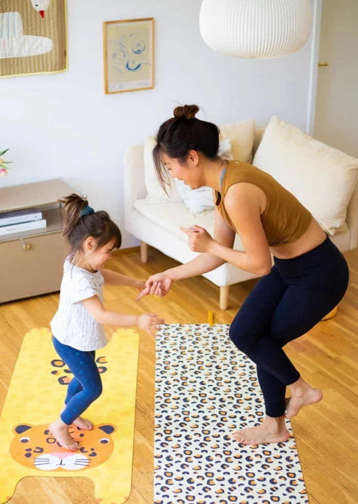YOGITIER® Yogamatte Leo – rutschfeste Naturkautschuk-Yogamatte mit Mikrofaser-Velours von Cleo&Caesar