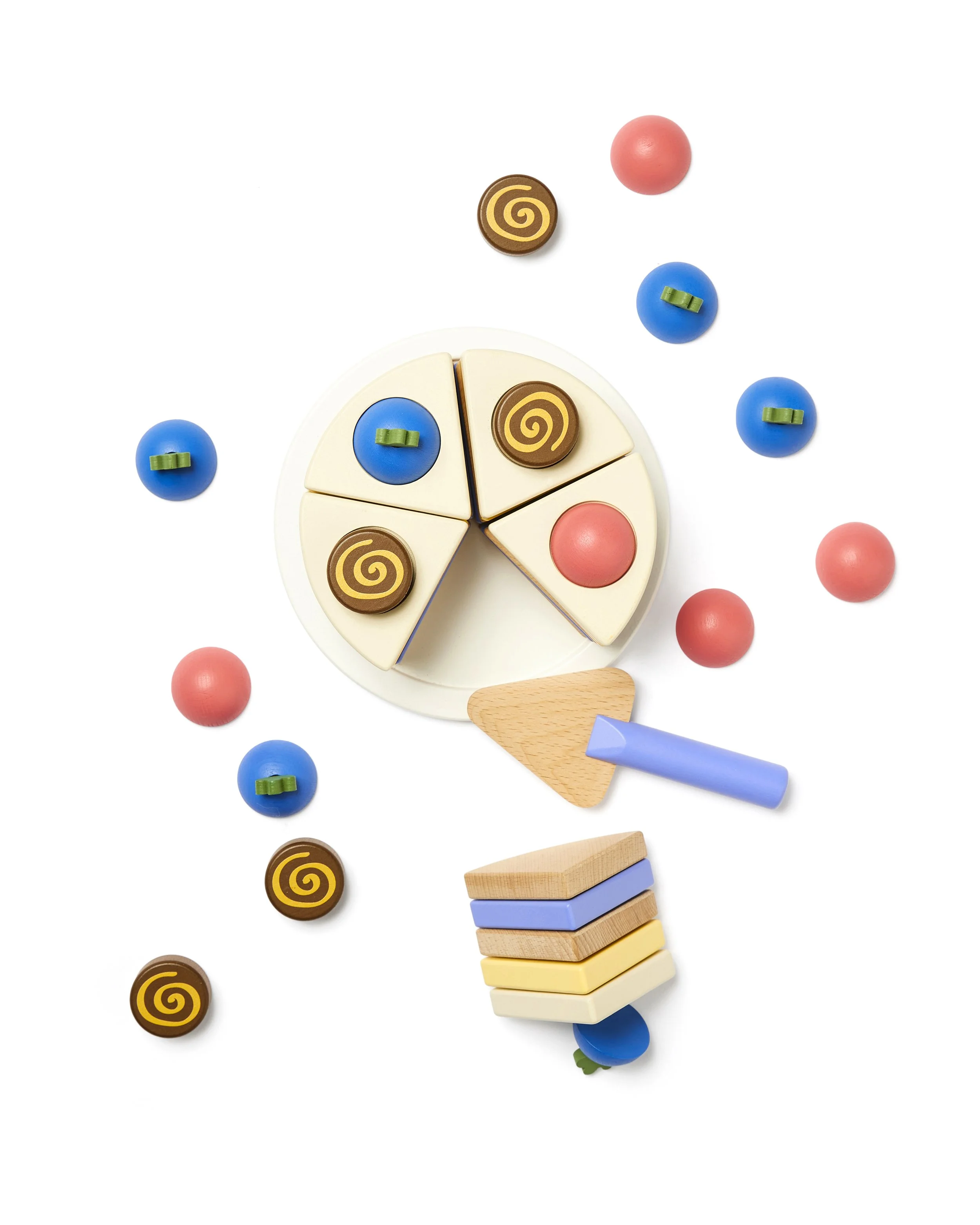 Holz-Schichttorte von Kids Concept mit 42 Teilen, stapelbaren Schichten und Deko für kreatives Rollenspiel ab 3 Jahren. Im Concept Store bei Cleo&Caesar