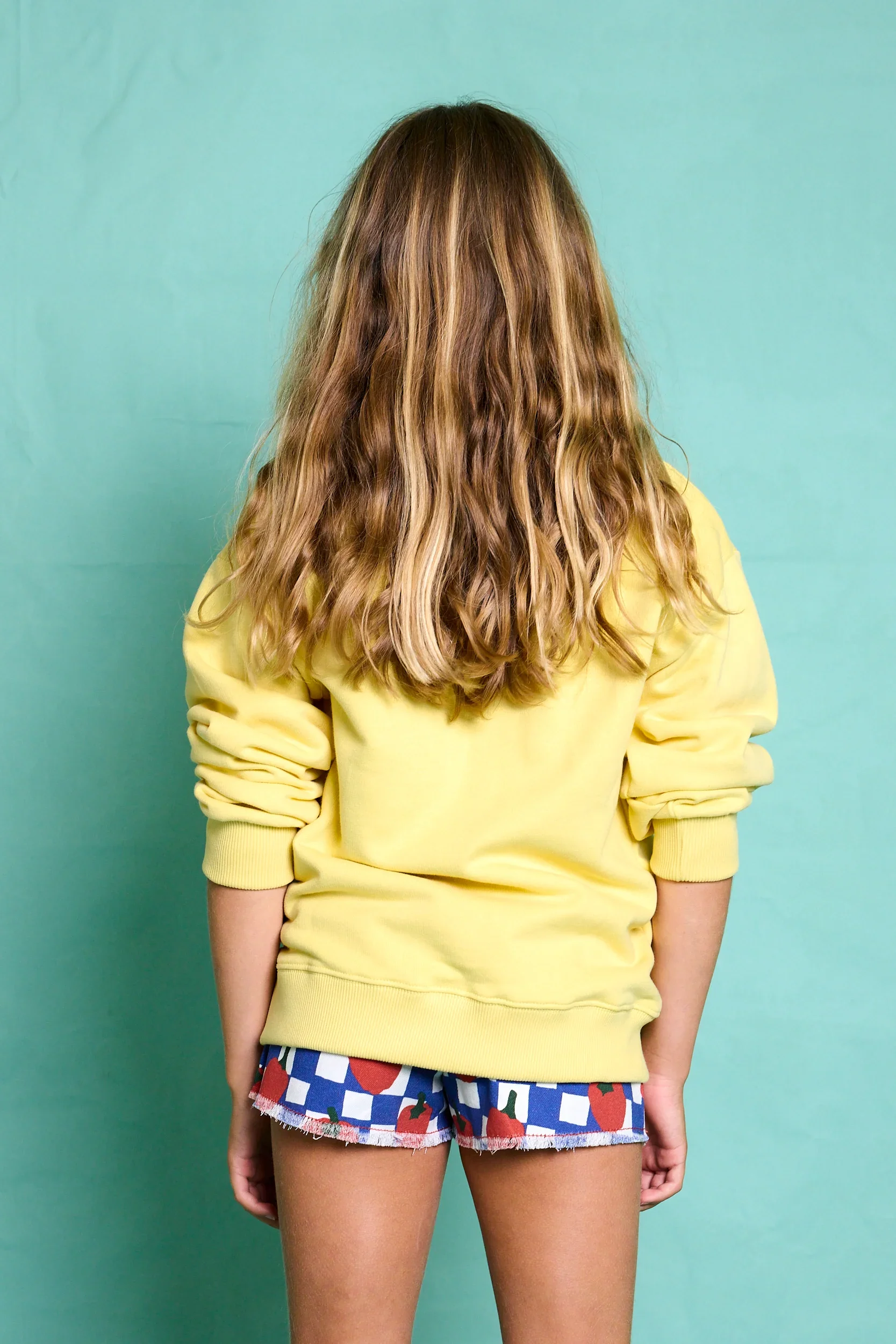 Gelber Kinder Pullover mit Chili-Print aus 100 % Baumwolle von Favorite People, Made in Portugal. im Kids Concept Store Berlin Cleo&Ceasar