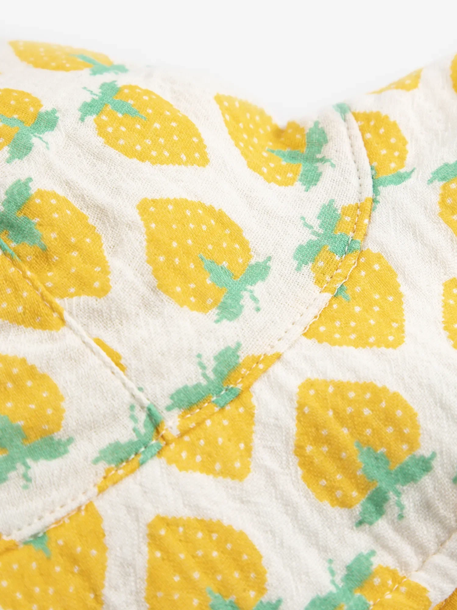 Bobo Choses Hut Strawberry All Over – weißer Babyhut mit gelbem Erdbeer-Allover-Print, Bio-Baumwolle, hergestellt in Spanien, bei Cleo&Caesar Kids Concept Store