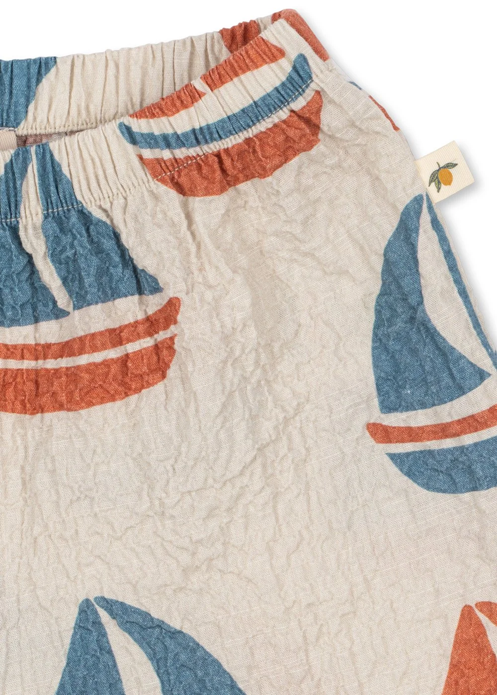 Konges Sløjd Shorts Eliot Ahoy – Kindershorts mit Segelboot-Print in Rot und Blau, Bio-Baumwolle Seersucker, bei Cleo&Caesar Kids Concept Store