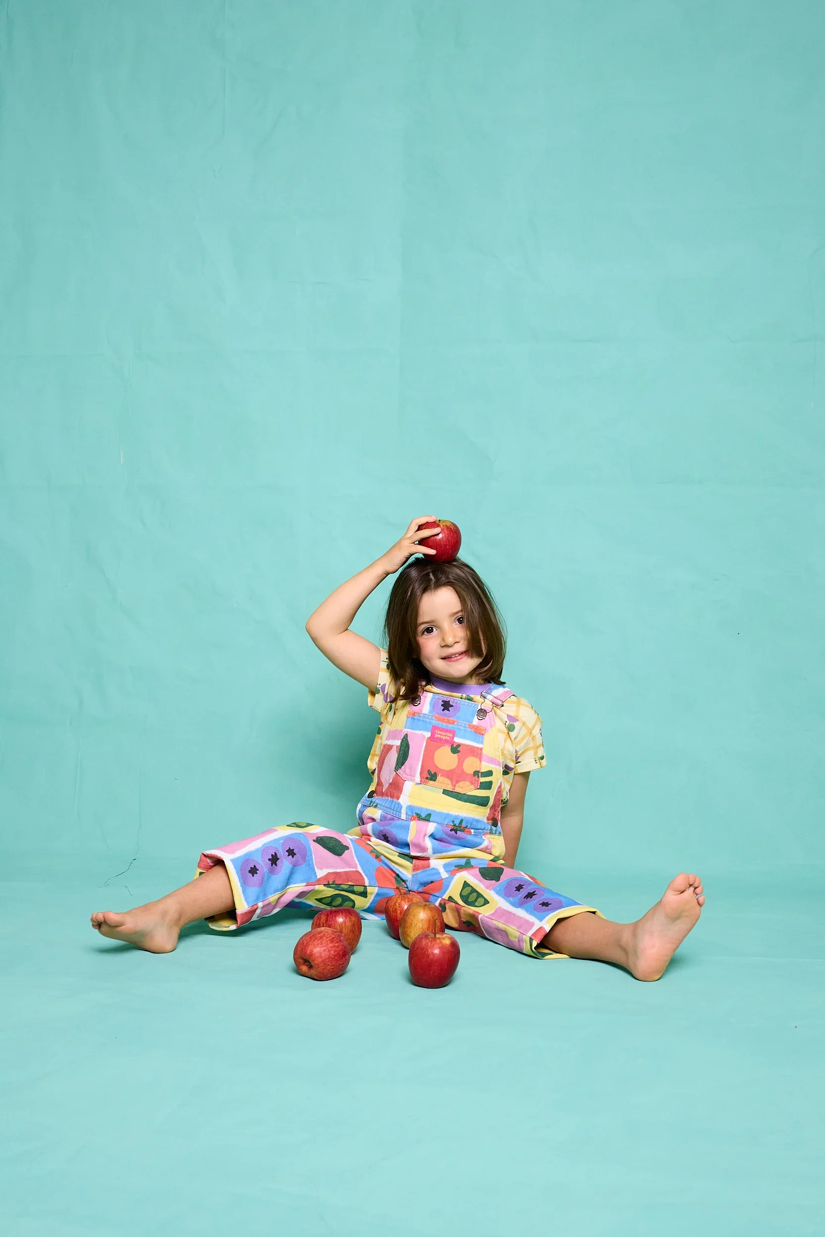 Favorite People Latzhose bunt – handgefertigt in Portugal, erhältlich bei Cleo&Caesar Kids Concept Store