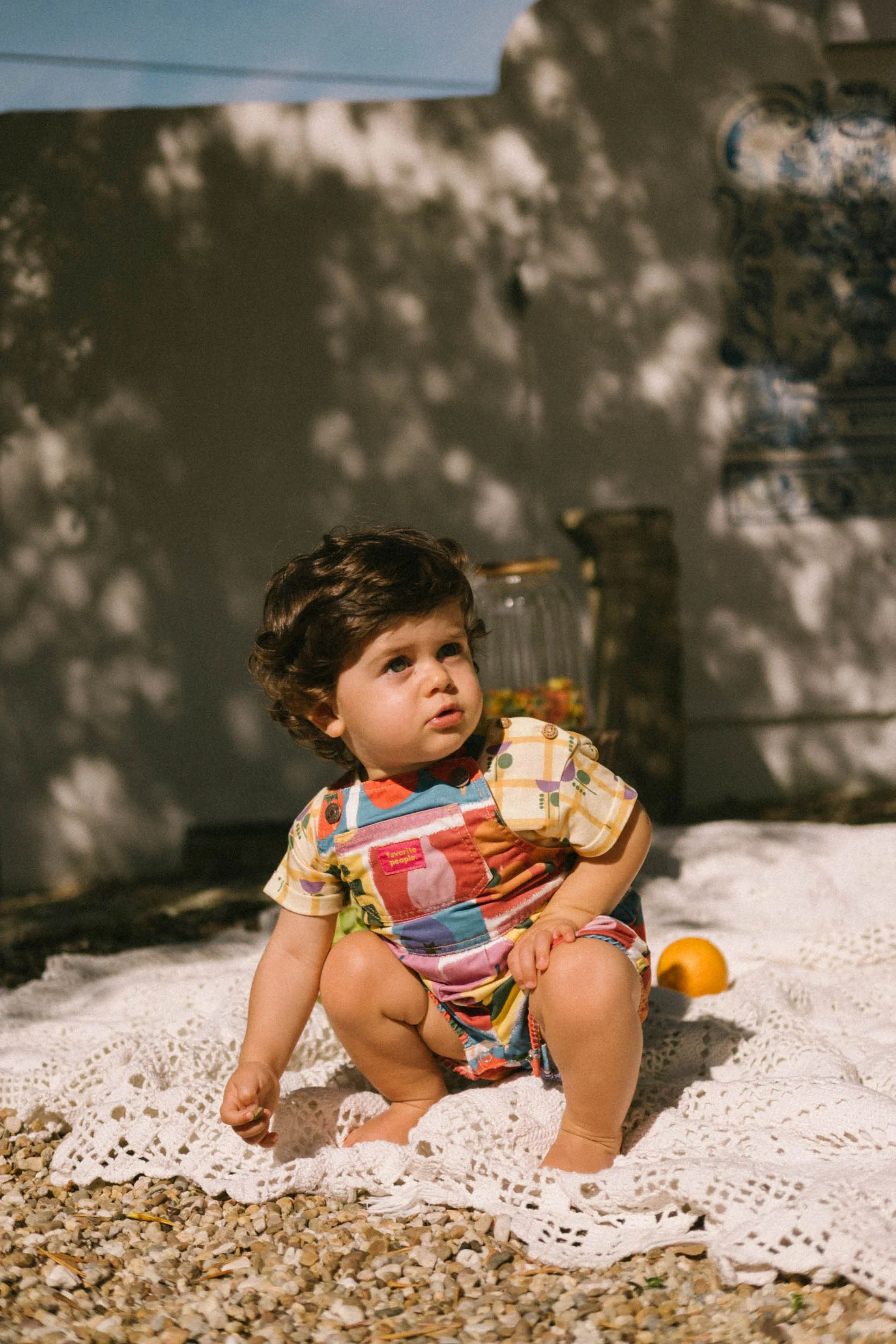 Bunter Baby Romper mit Obst- und Gemüseprint, verstellbaren Trägern und Druckknöpfen – aus Baumwolle. Favorite People Made in Portugal bei Cleo&Caesar Kindergeschäft Berlin