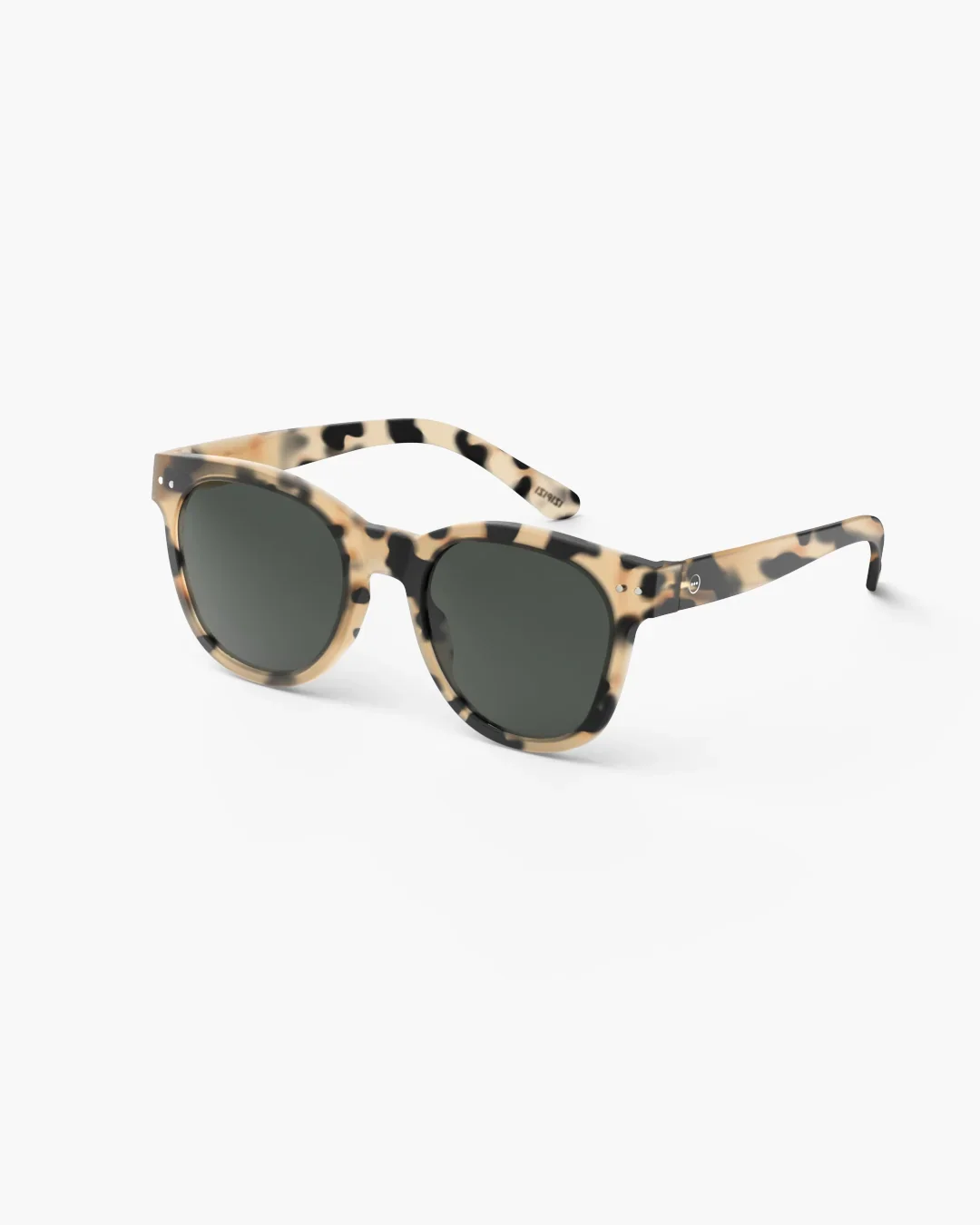 Izipizi Sonnenbrille #N Light Tortoise – schlanke Fassung im Schildpattmuster, biobasiertes Polyamid, graue Gläser, Unisex, bei Cleo&Caesar Kids Concept Store