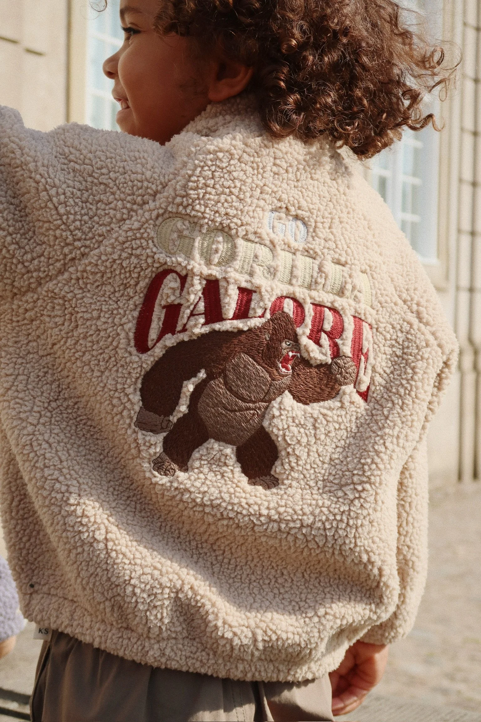 Jazz Teddy Jacke Oxford Tan für Kinder von Konges Sløjd – kuschelige, nachhaltige Kinderkleidung in Beige mit Herzprint, erhältlich bei Cleo&Caesar Kids Concept Store Berlin.