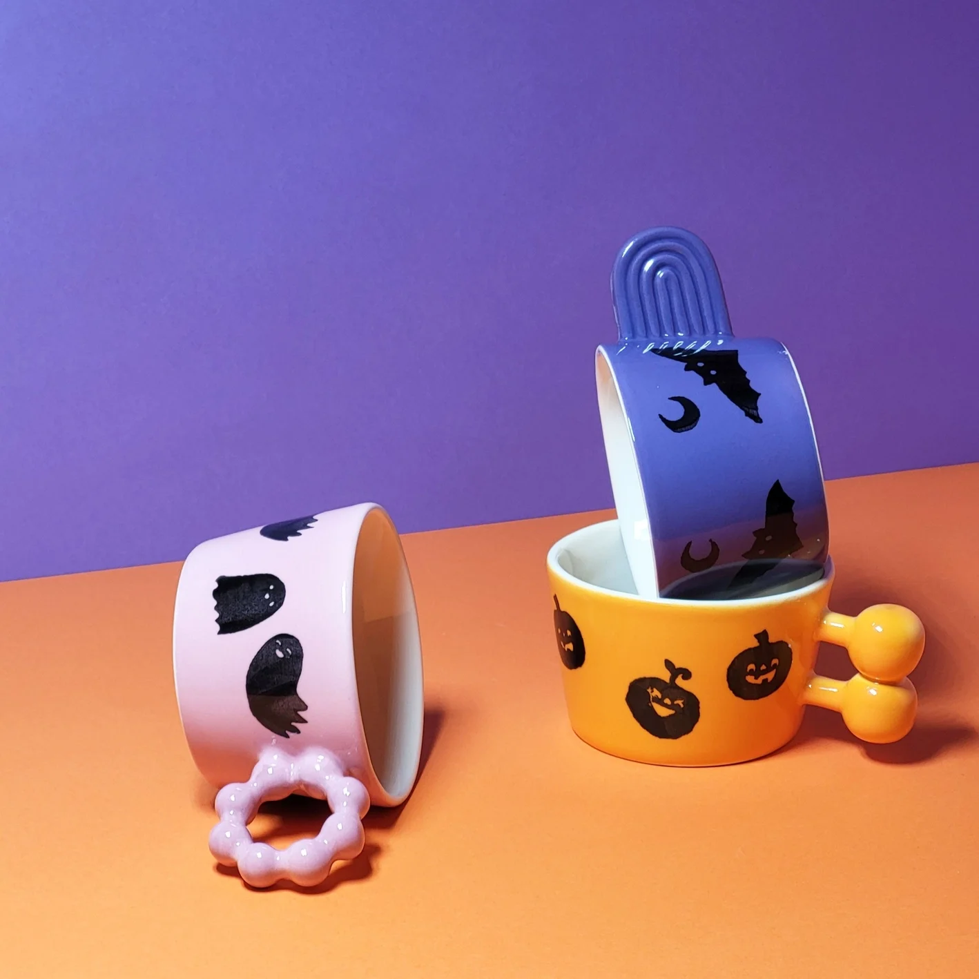 Handgefertigte weiße Keramiktasse mit süßem Geisterdesign von Pó de Barro – nachhaltige Halloween-Tasse aus Portugal erhältlich bei Cleo&Caesar