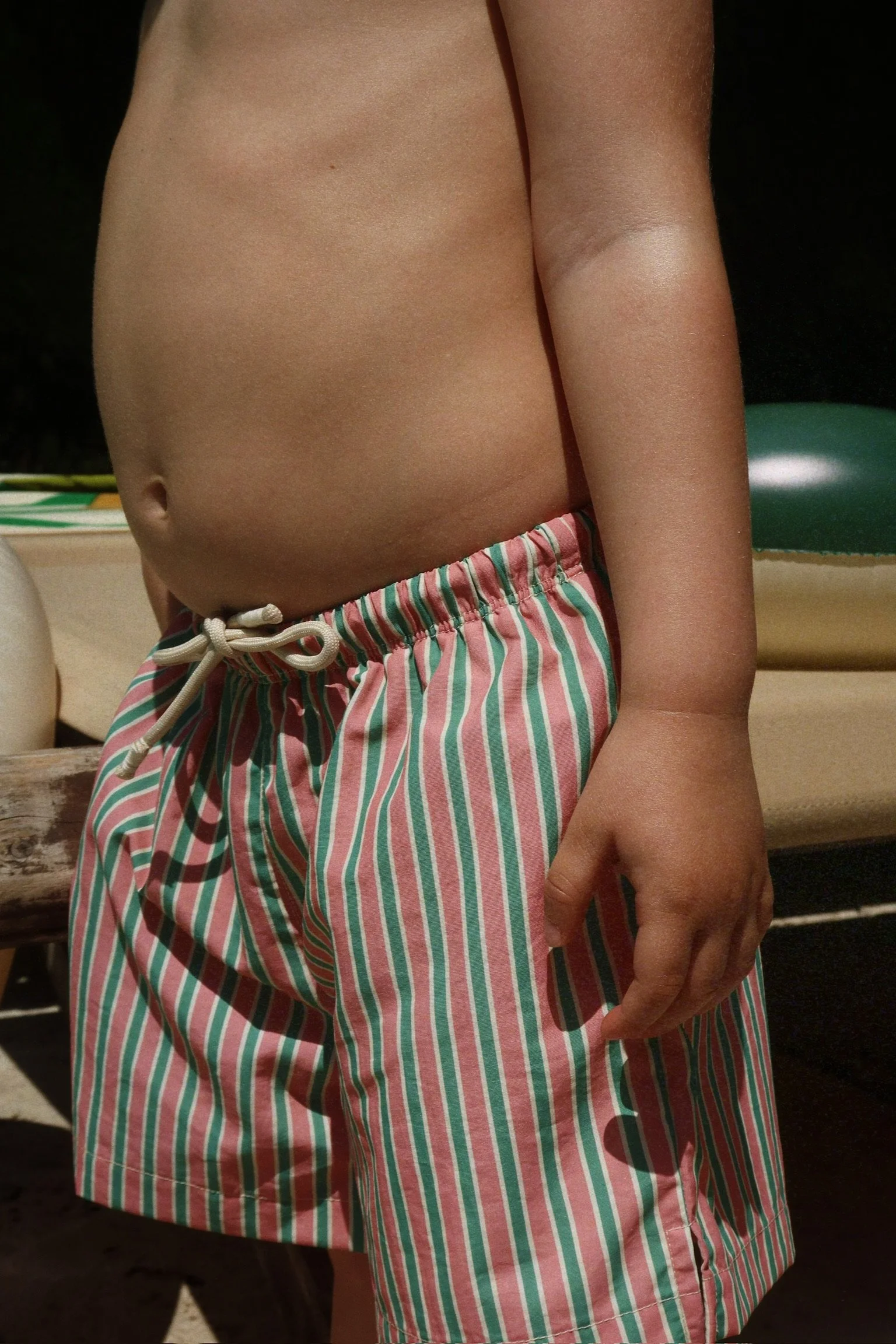 Konges Sløjd Swim Shorts Asnou Blush – Kinderbadehose mit grün-pinken Streifen und Kordelzug, bei Cleo&Caesar Kids Concept Store