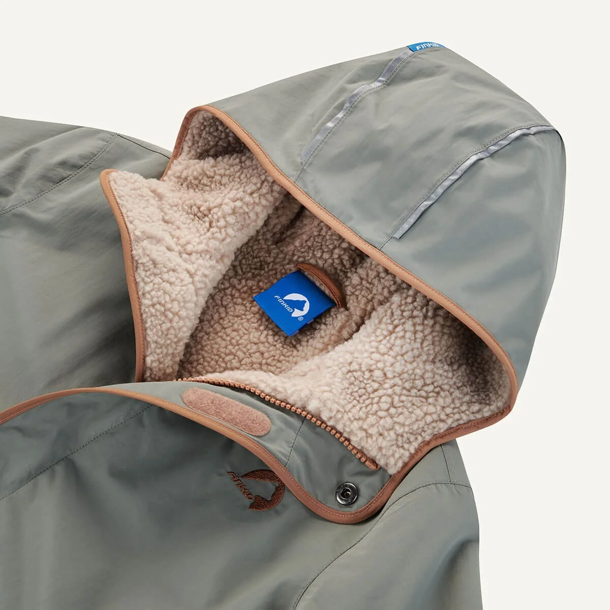Finkid Moska Mukka Winterjacke für Kinder in Vetiver/Almond – warm, wasserfest und mit Teddyfutter. Nachhaltige Kindermode bei Cleo&Caesar, Kids Concept Store Berlin – jetzt online kaufen.