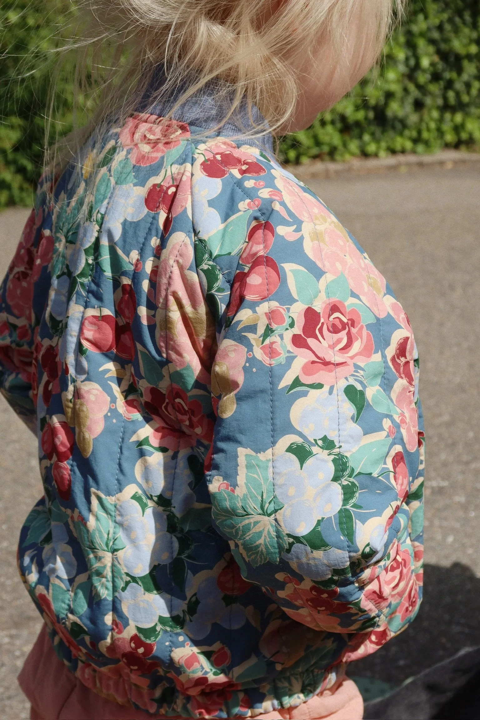 Juno Bomber Jacke Bloomiegrape Blues für Kinder von Konges Sløjd – kuschelige, nachhaltige Kinderkleidung in Beige mit Herzprint, erhältlich bei Cleo&Caesar Kids Concept Store Berlin.