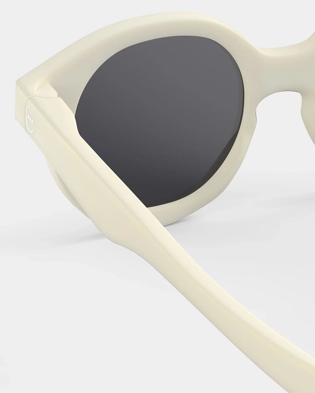 Izipizi Baby-Sonnenbrille #c Milk Polarized – Schmetterlings-Fassung in creme matt, 9-36 Monate, BPA-frei mit Silikonband, bei Cleo&Caesar Kids Concept Store