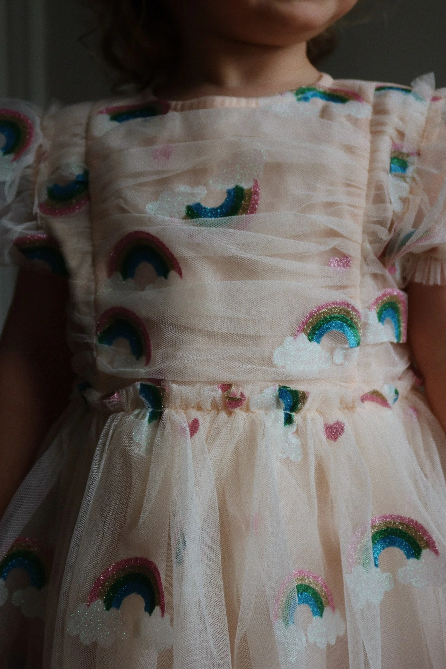 Tullie Dress Kleid Rainbow Glitter für Kinder von Konges Sløjd – kuschelige, nachhaltige Kinderkleidung in Beige mit Herzprint, erhältlich bei Cleo&Caesar Kids Concept Store Berlin.