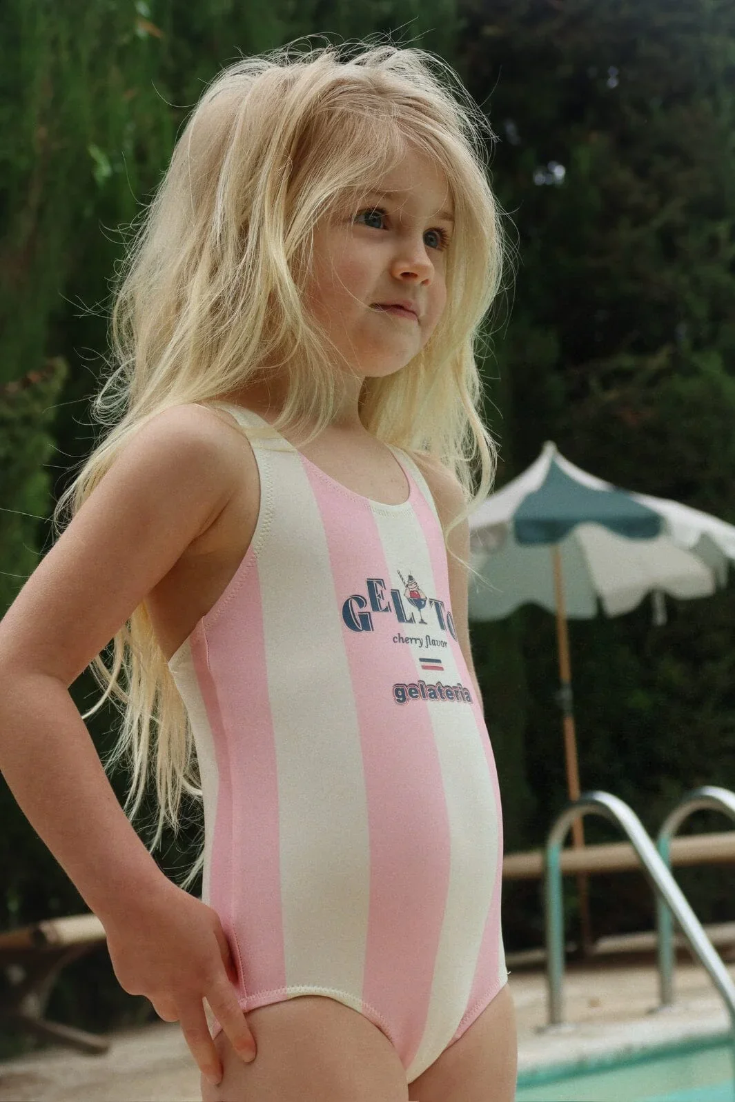 Konges Sløjd Badeanzug Pomia Candy Rose Stripe – rosa-weiß gestreifter Kinderbadeanzug mit Gelato-Print, ärmellos, bei Cleo&Caesar Kids Concept Store