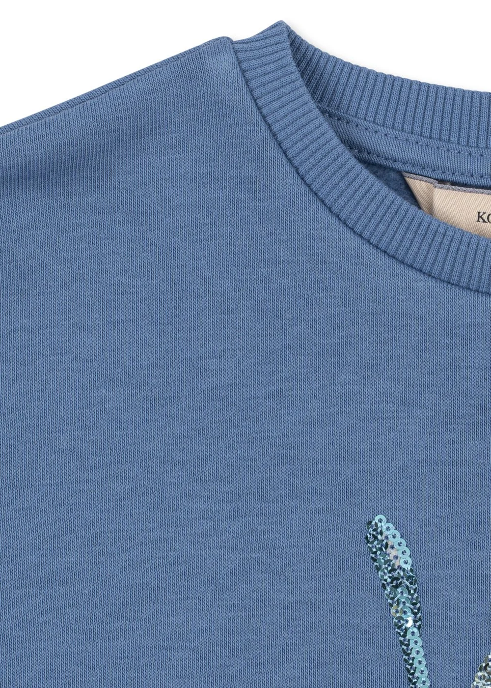 Blaues Kinder-Sweatshirt aus Bio-Baumwolle mit lockerer Passform, Rundhalsausschnitt und weichen Rippbündchen im Concept Store Cleo&Caesar.