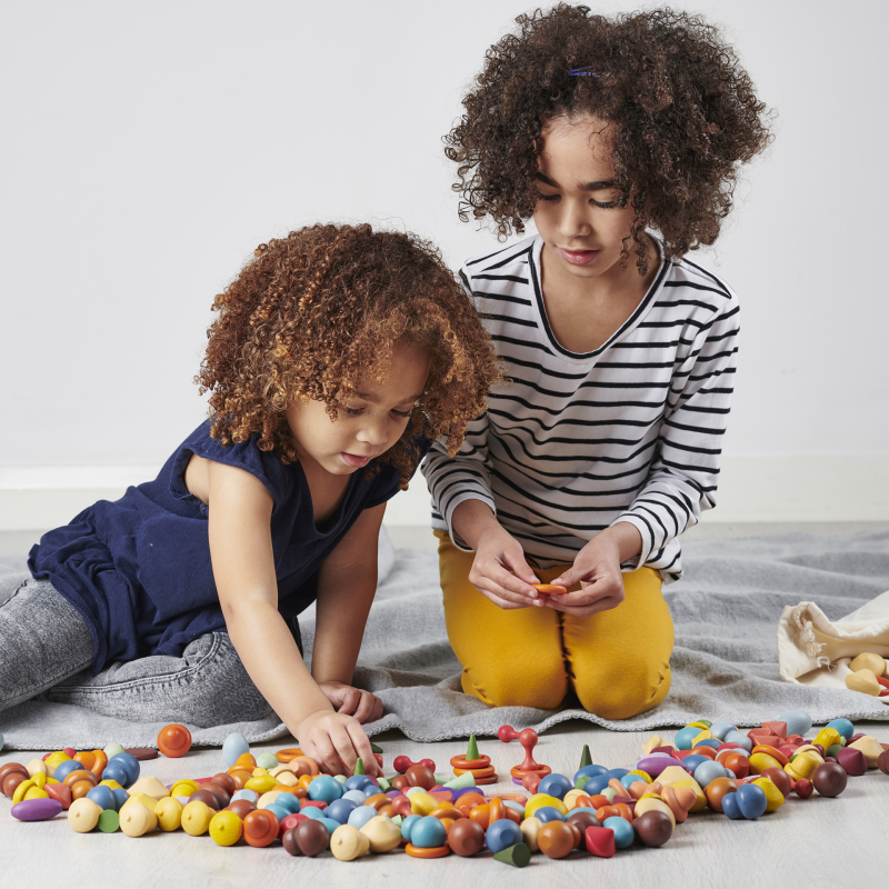 Bunte Holzformen aus Naturholz zum Sortieren und Musterlegen – Montessori-inspiriertes Lernspielzeug ab 3 Jahren bei Cleo&Caesar