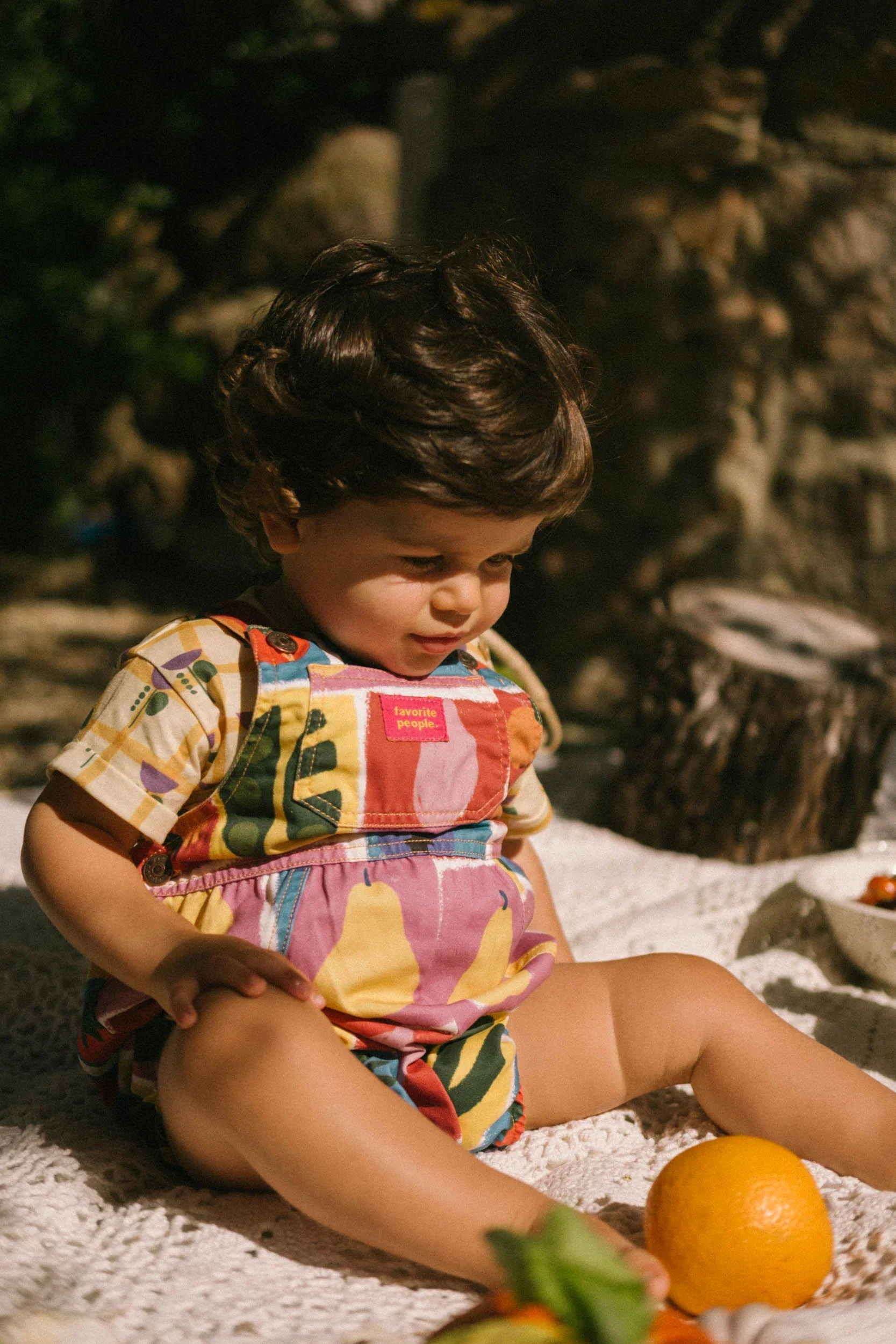 Bunter Baby Romper mit Obst- und Gemüseprint, verstellbaren Trägern und Druckknöpfen – aus Baumwolle. Favorite People Made in Portugal bei Cleo&Caesar Kindergeschäft Berlin