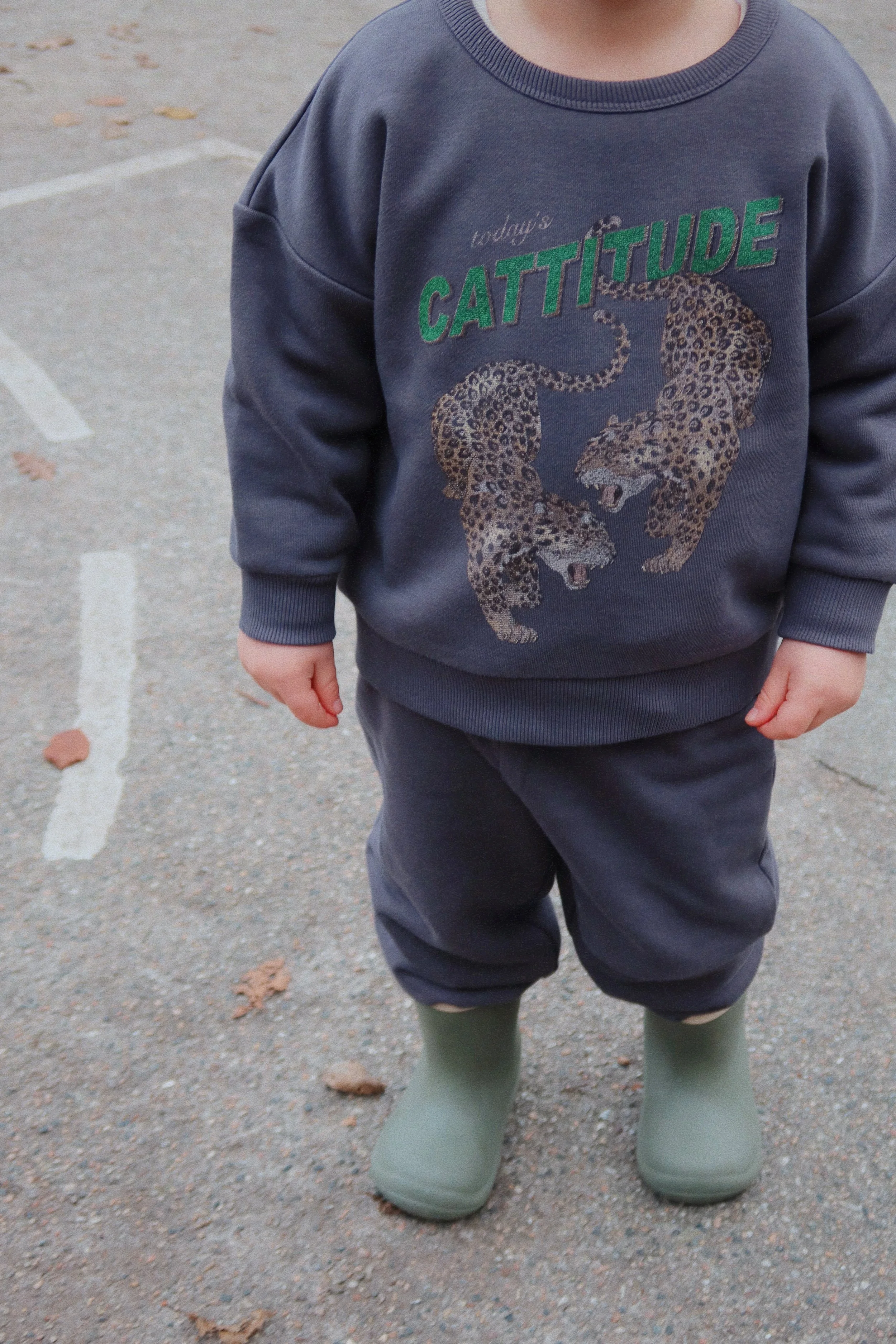 Lou Sweat Shirt Pullover Magnet für Kinder von Konges Sløjd – kuschelige, nachhaltige Kinderkleidung in Beige mit Herzprint, erhältlich bei Cleo&Caesar Kids Concept Store Berlin.