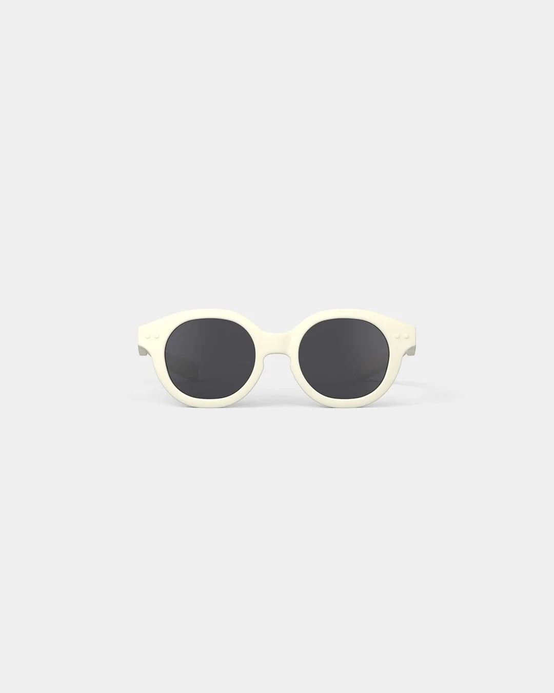 Izipizi Baby-Sonnenbrille #c Milk Polarized – Schmetterlings-Fassung in creme matt, 9-36 Monate, BPA-frei mit Silikonband, bei Cleo&Caesar Kids Concept Store