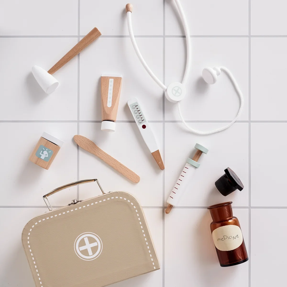 Kids Concept Arztkoffer aus Karton mit Holz-Zubehör – Rollenspielset für Kinder ab 3 Jahren im Kids Concept Store in Berlin Cleo&Ceasar