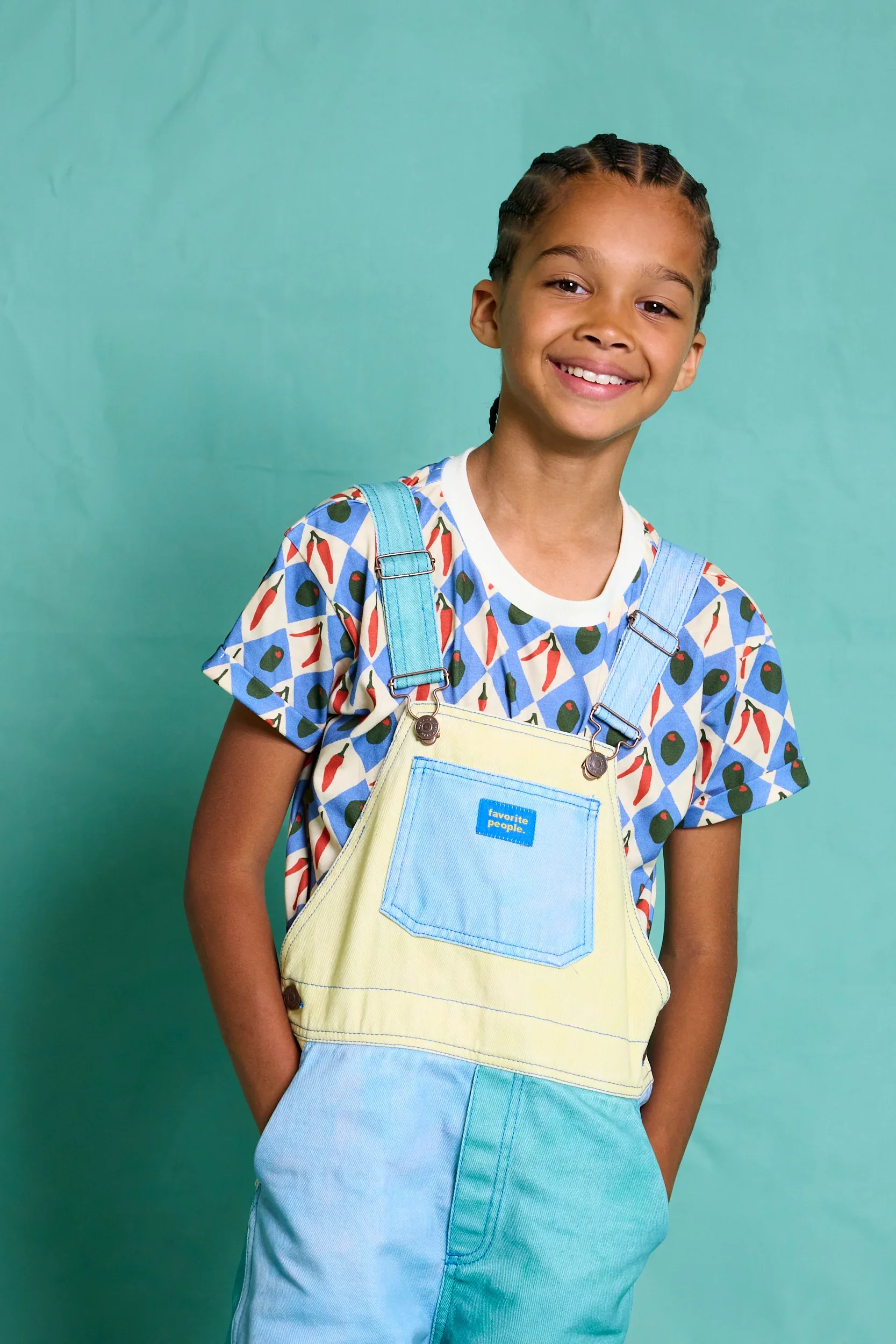 Favorite People Latzhose bunt – handgefertigt in Portugal, erhältlich bei Cleo&Caesar Kids Concept Store