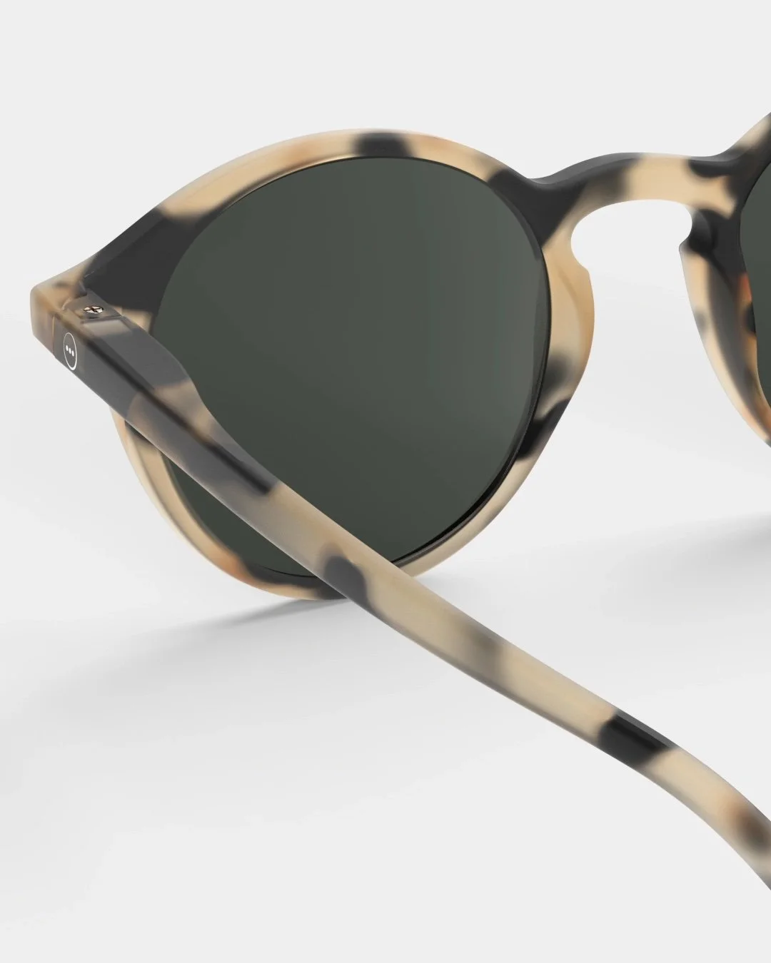 Izipizi Sonnenbrille #D Light Tortoise – Pantos-Fassung im Schildpattmuster mit Soft Touch-Finish, graue Gläser, Unisex, bei Cleo&Caesar Kids Concept Store