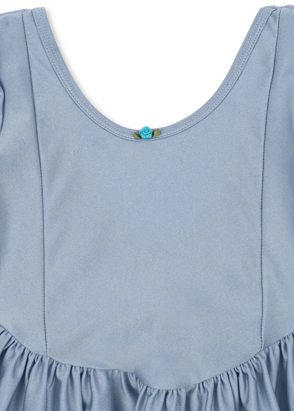 Mousse Puff Dress Kleid Zen Blue für Kinder von Konges Sløjd – kuschelige, nachhaltige Kinderkleidung in Beige mit Herzprint, erhältlich bei Cleo&Caesar Kids Concept Store Berlin.