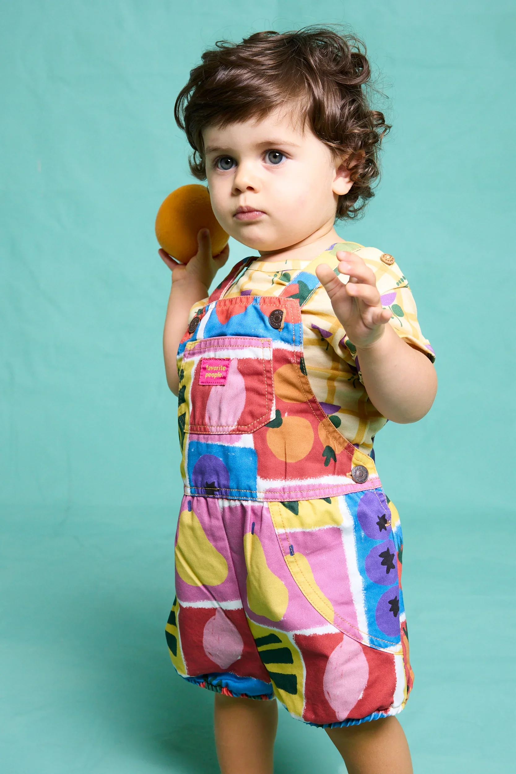 Bunter Baby Romper mit Obst- und Gemüseprint, verstellbaren Trägern und Druckknöpfen – aus Baumwolle. Favorite People Made in Portugal bei Cleo&Caesar Kindergeschäft Berlin