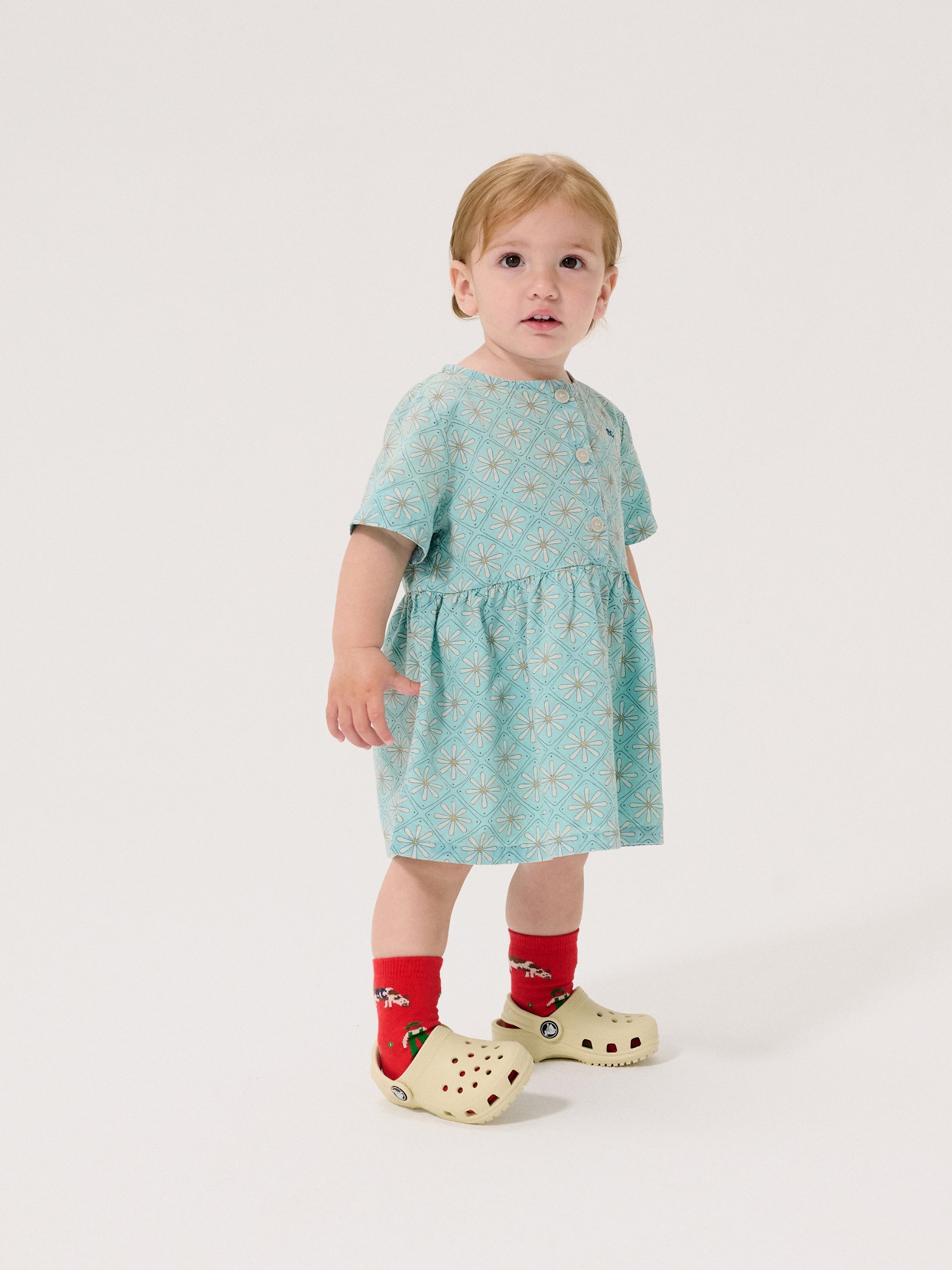 Bobo Choses Kleid Daisy Mosaic All Over – hellblaues Kinderkleid mit Gänseblümchen-Print und Stickerei, Bio-Baumwolle, hergestellt in Spanien, bei Cleo&Caesar