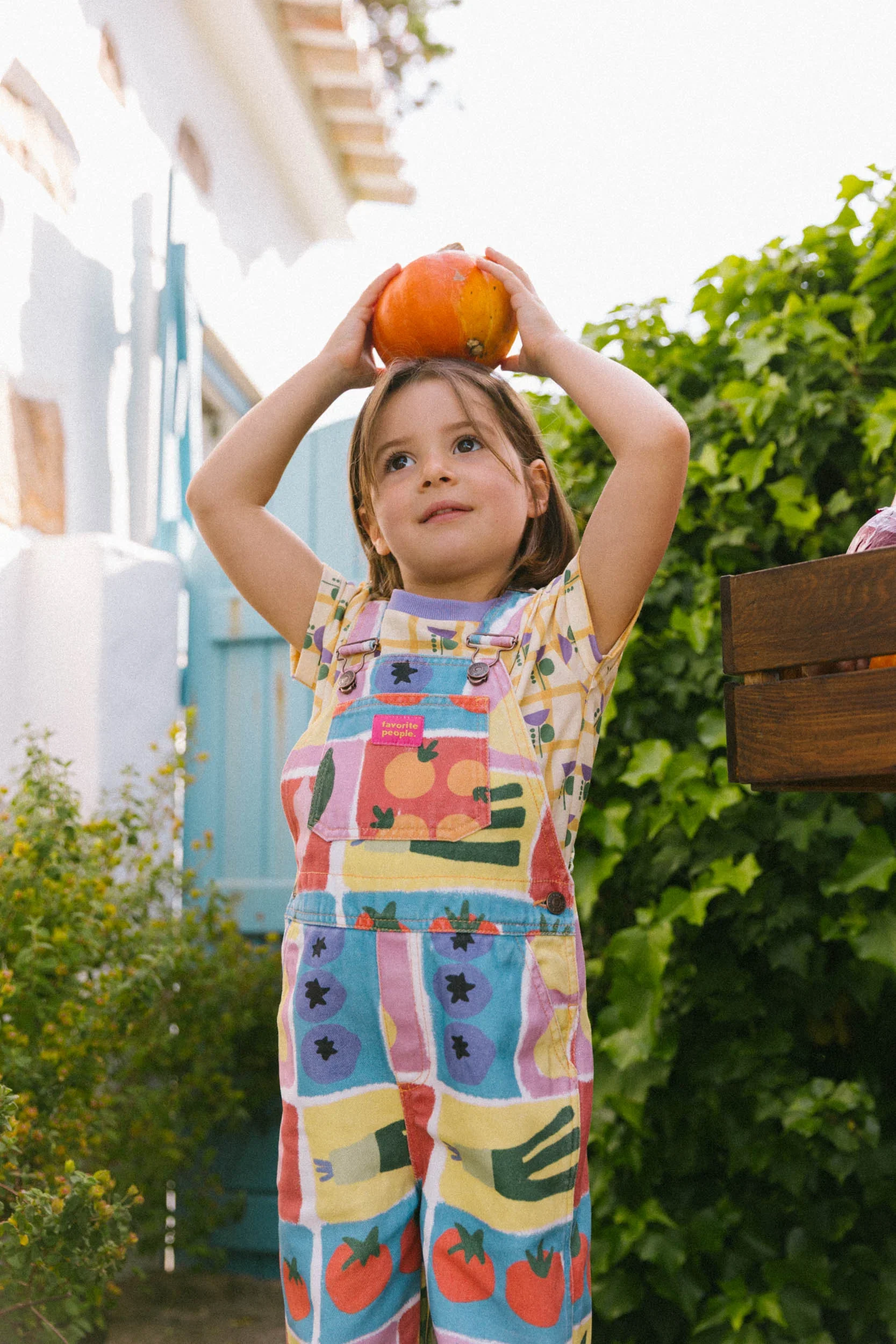 Die Latzhosen von Favorite People aus Portugal werden nachhaltig in Europa hergestellt und sind so bunt und fröhlich wie Kindheit sein sollte. Nachhaltige Kindermode und Kinderspielzeug inspiriert von Montessori und Open Play bei Cleo&Caesar