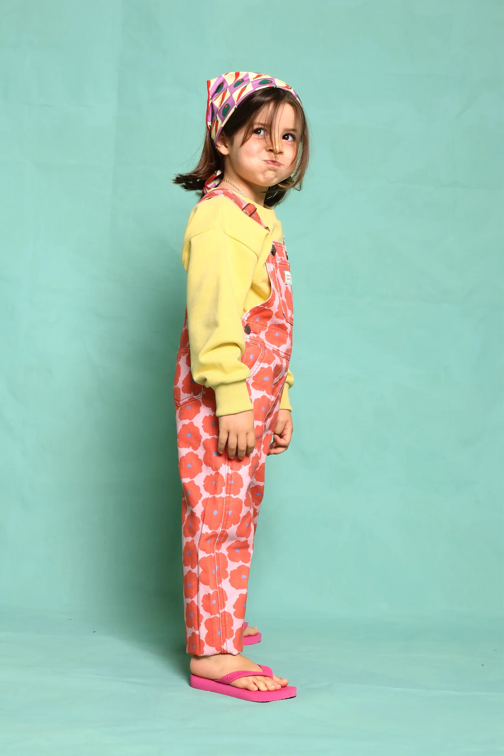 Favorite People Latzhose bunt – handgefertigt in Portugal, erhältlich bei Cleo&Caesar Kids Concept Store