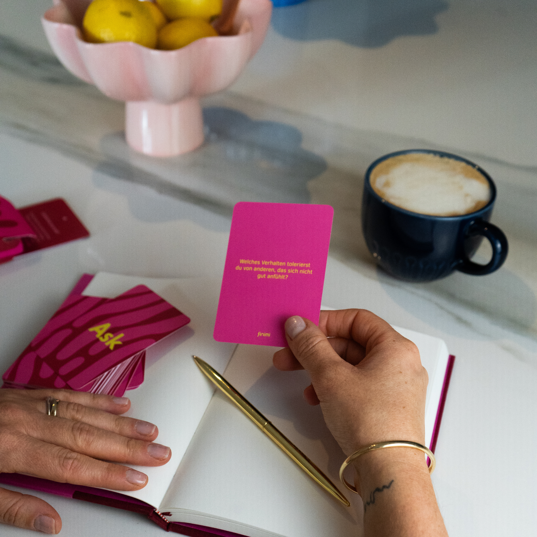 Kartenset „Ask & Task Selflove Edition“ mit Fragen und Aufgaben für mehr Selbstliebe und Achtsamkeit bei Cleo&Caesar Concept Store