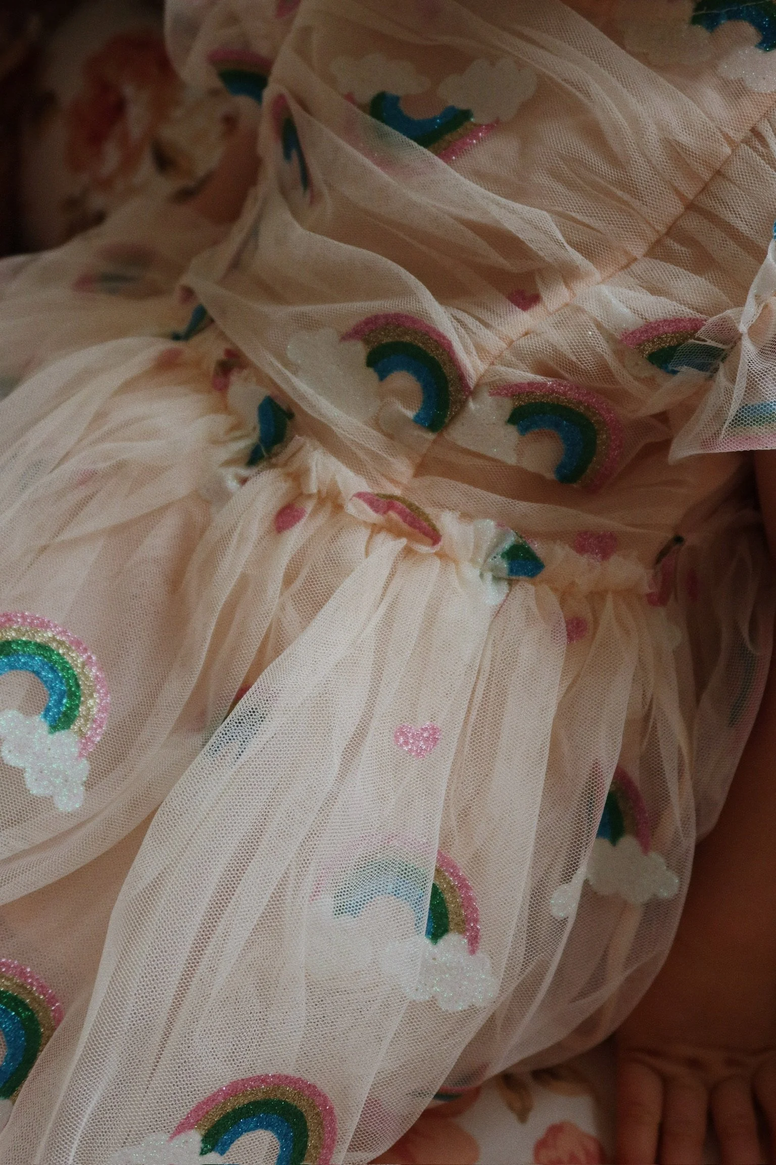 Tullie Dress Kleid Rainbow Glitter für Kinder von Konges Sløjd – kuschelige, nachhaltige Kinderkleidung in Beige mit Herzprint, erhältlich bei Cleo&Caesar Kids Concept Store Berlin.