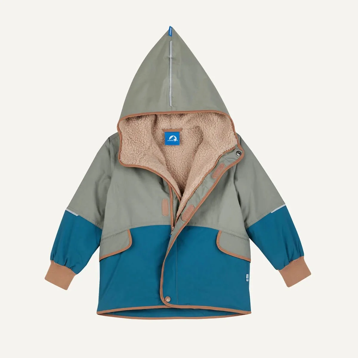 Finkid Moska Mukka Winterjacke für Kinder in Vetiver/Almond – warm, wasserfest und mit Teddyfutter. Nachhaltige Kindermode bei Cleo&Caesar, Kids Concept Store Berlin – jetzt online kaufen.