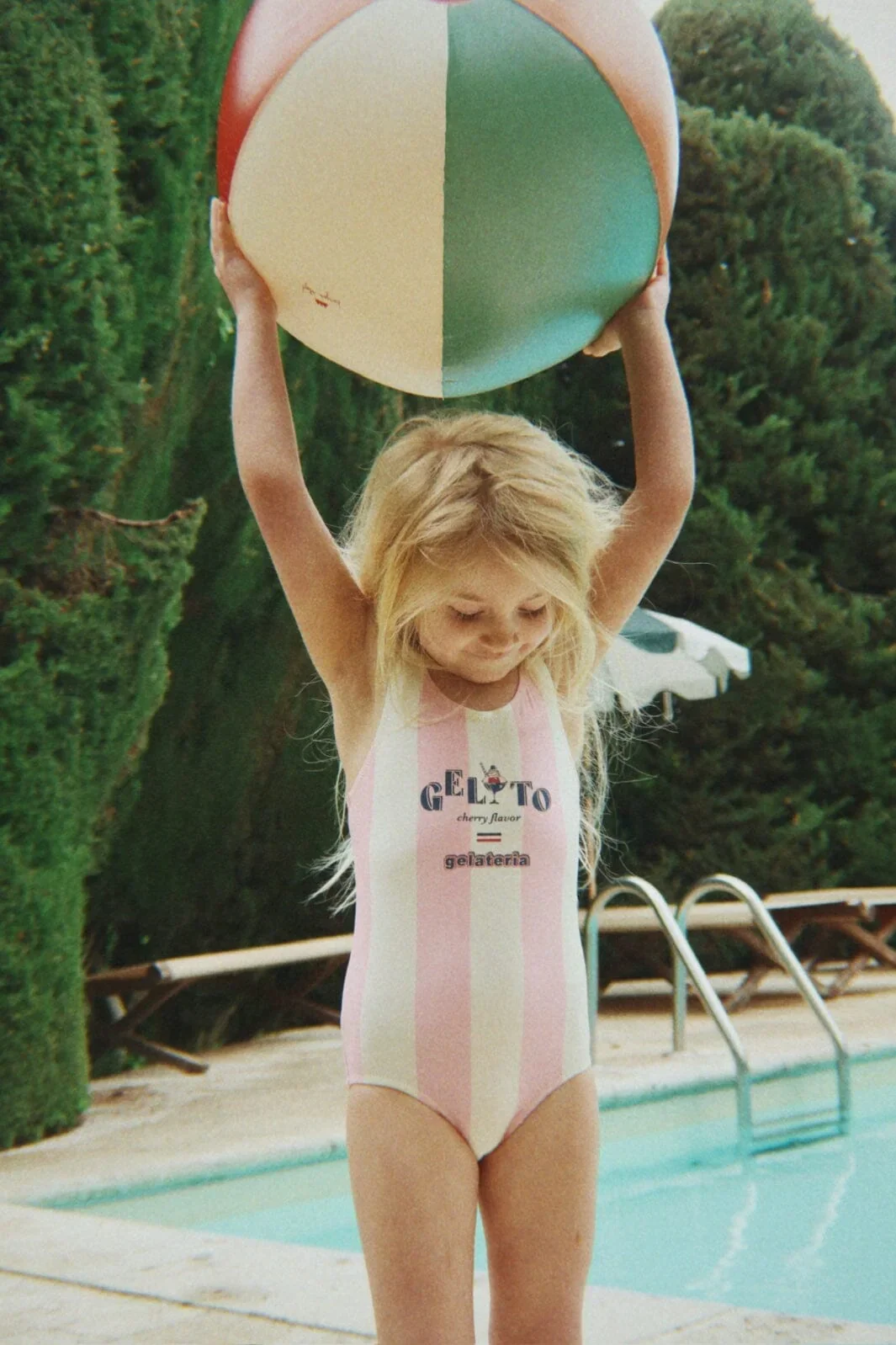 Konges Sløjd Badeanzug Pomia Candy Rose Stripe – rosa-weiß gestreifter Kinderbadeanzug mit Gelato-Print, ärmellos, bei Cleo&Caesar Kids Concept Store