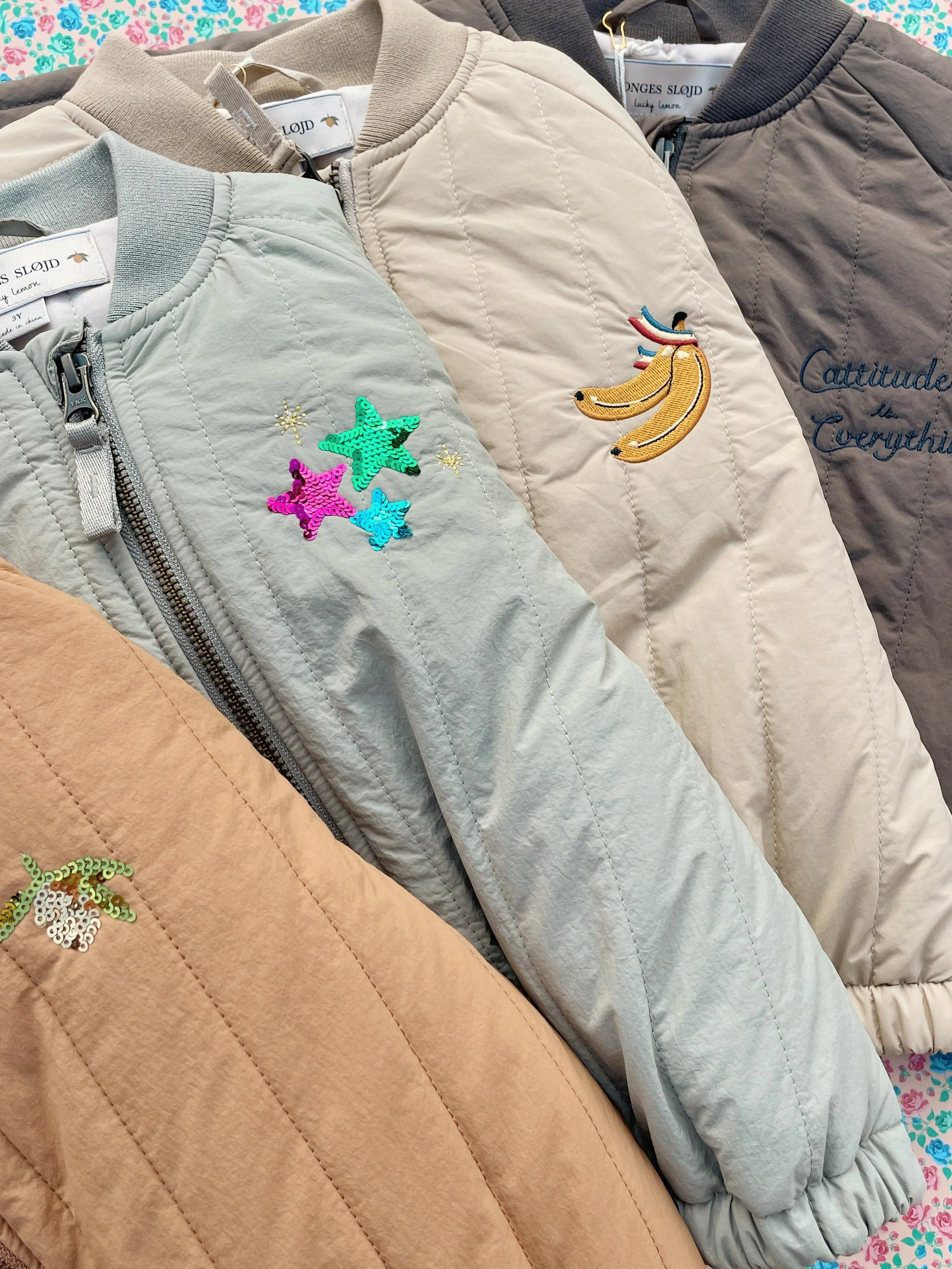 Juno Bomber Jacke Travertine für Kinder von Konges Sløjd – kuschelige, nachhaltige Kinderkleidung in Beige mit Herzprint, erhältlich bei Cleo&Caesar Kids Concept Store Berlin.