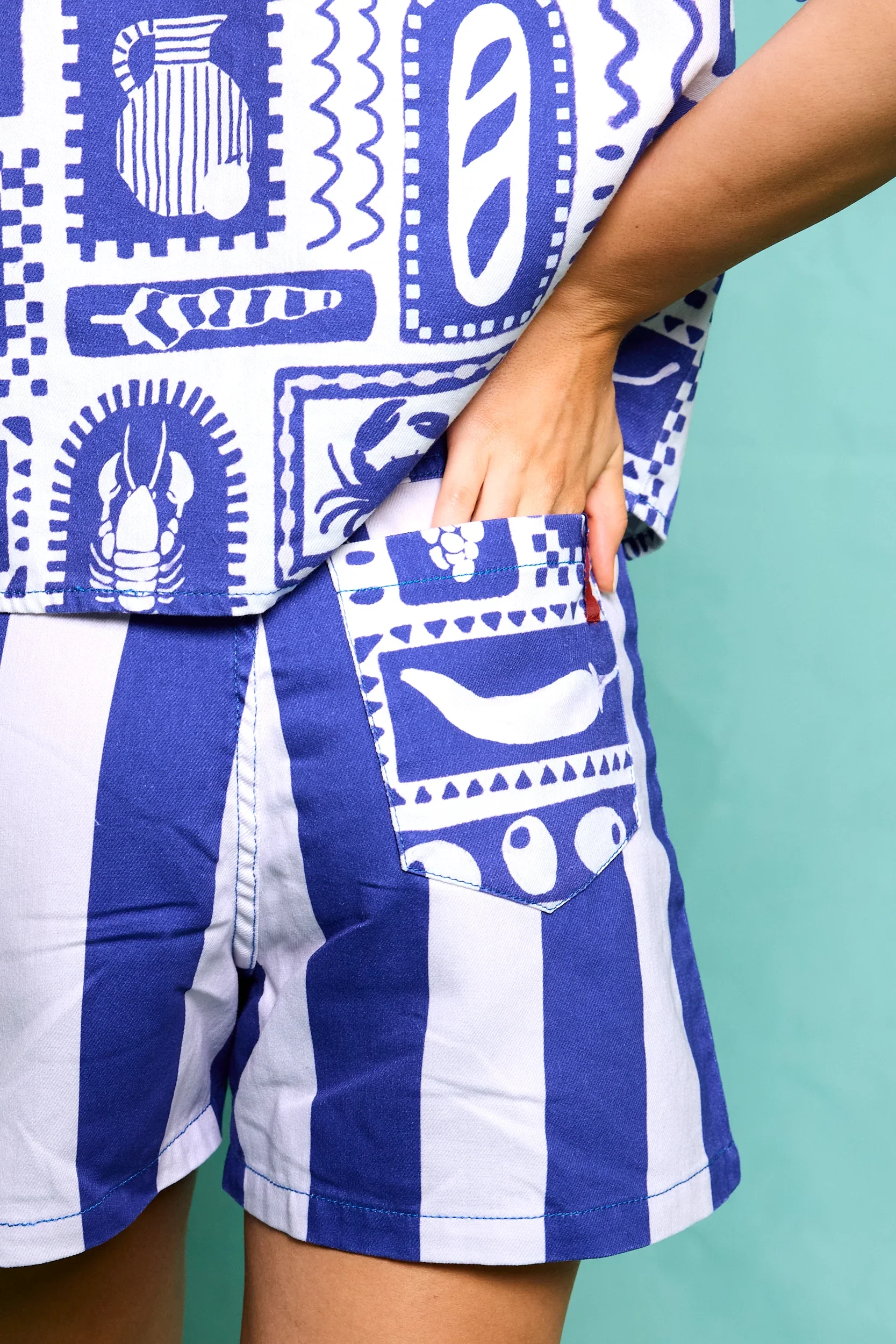 Favorite People Short Positano – weiß-blaue High waisted Mom Short aus Baumwolle, fair hergestellt in Portugal, bei Cleo&Caesar Kids Concept Store
