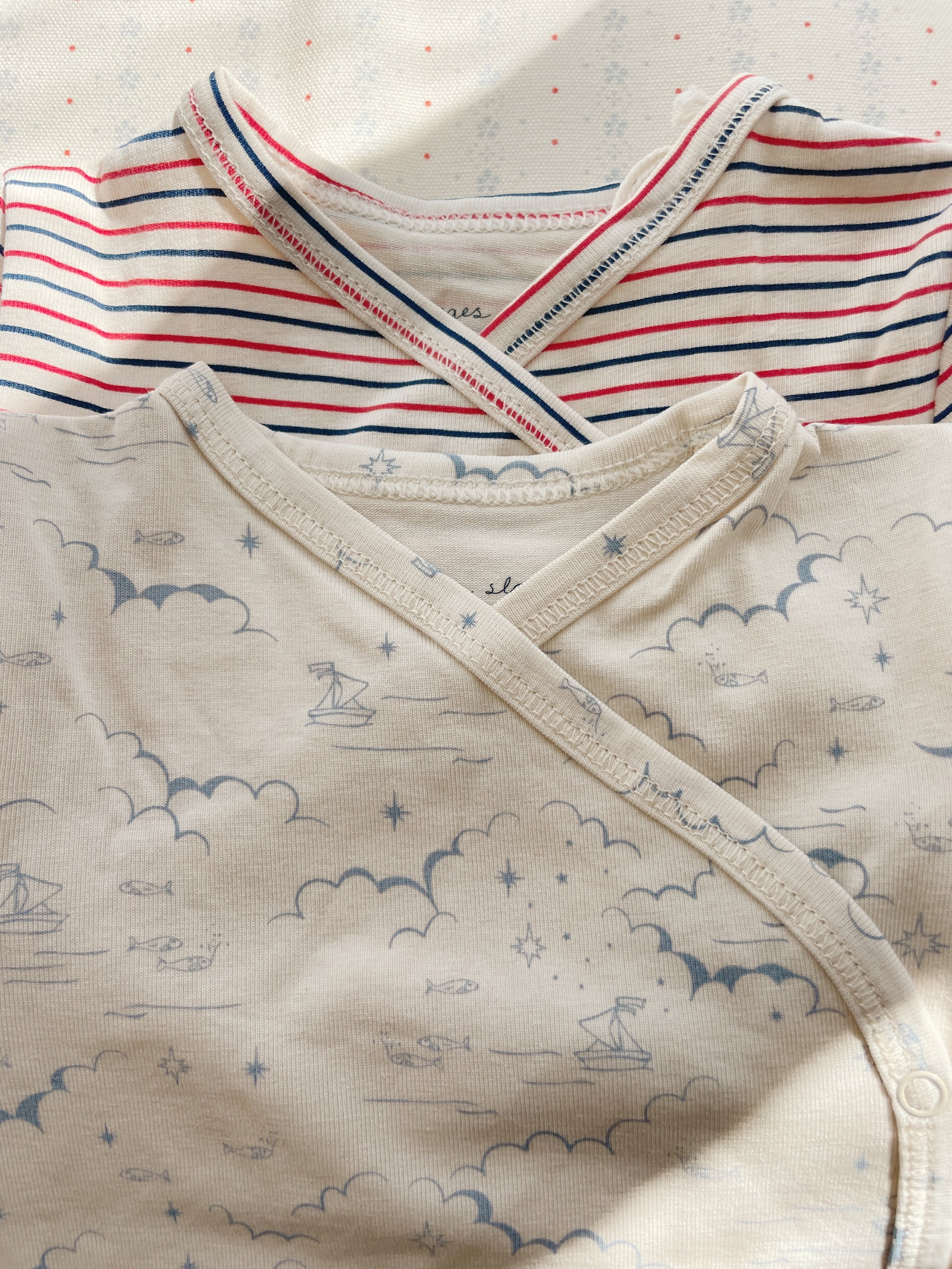 Bio-Langarmbody Ciel Marino mit zartem Nacht-Print aus Booten und Fischen – weich, elastisch und bequem für Babys. im Kids Concept Store Cleo&Caesar