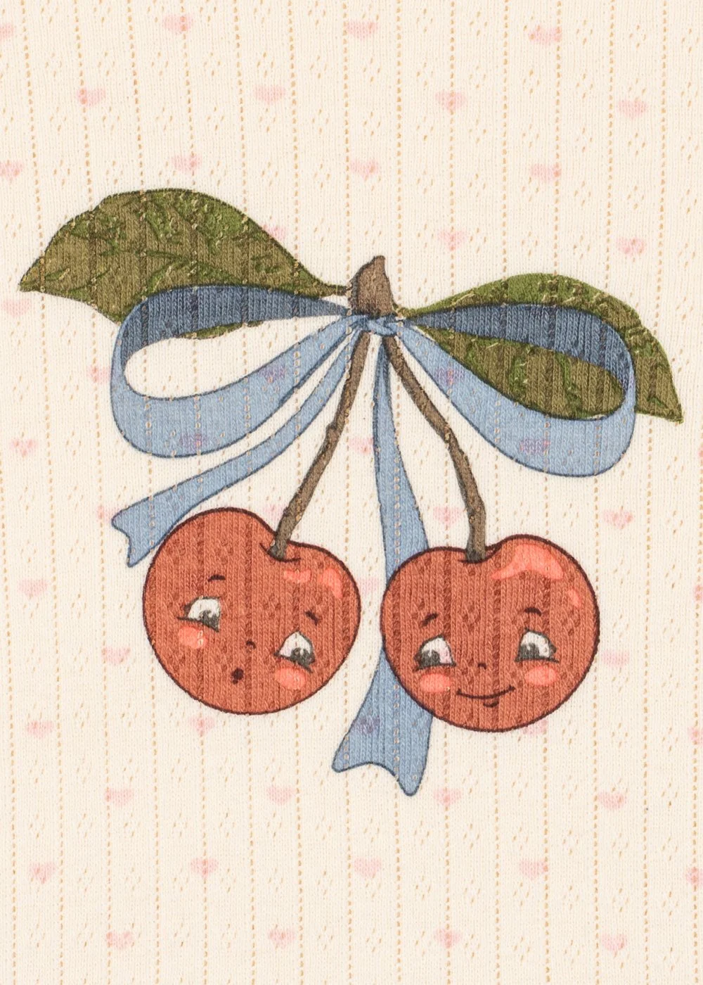 Bio-Baumwollbody mit Pointelle-Struktur und Kirschprint, Druckknöpfe vorne und im Schritt – weich und bequem für Babys im Concept Store Cleo&Caesar