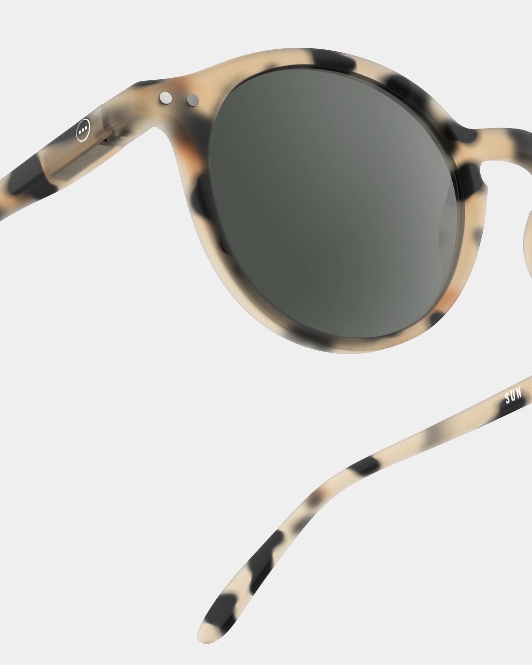 Izipizi Sonnenbrille #D Light Tortoise – Pantos-Fassung im Schildpattmuster mit Soft Touch-Finish, graue Gläser, Unisex, bei Cleo&Caesar Kids Concept Store