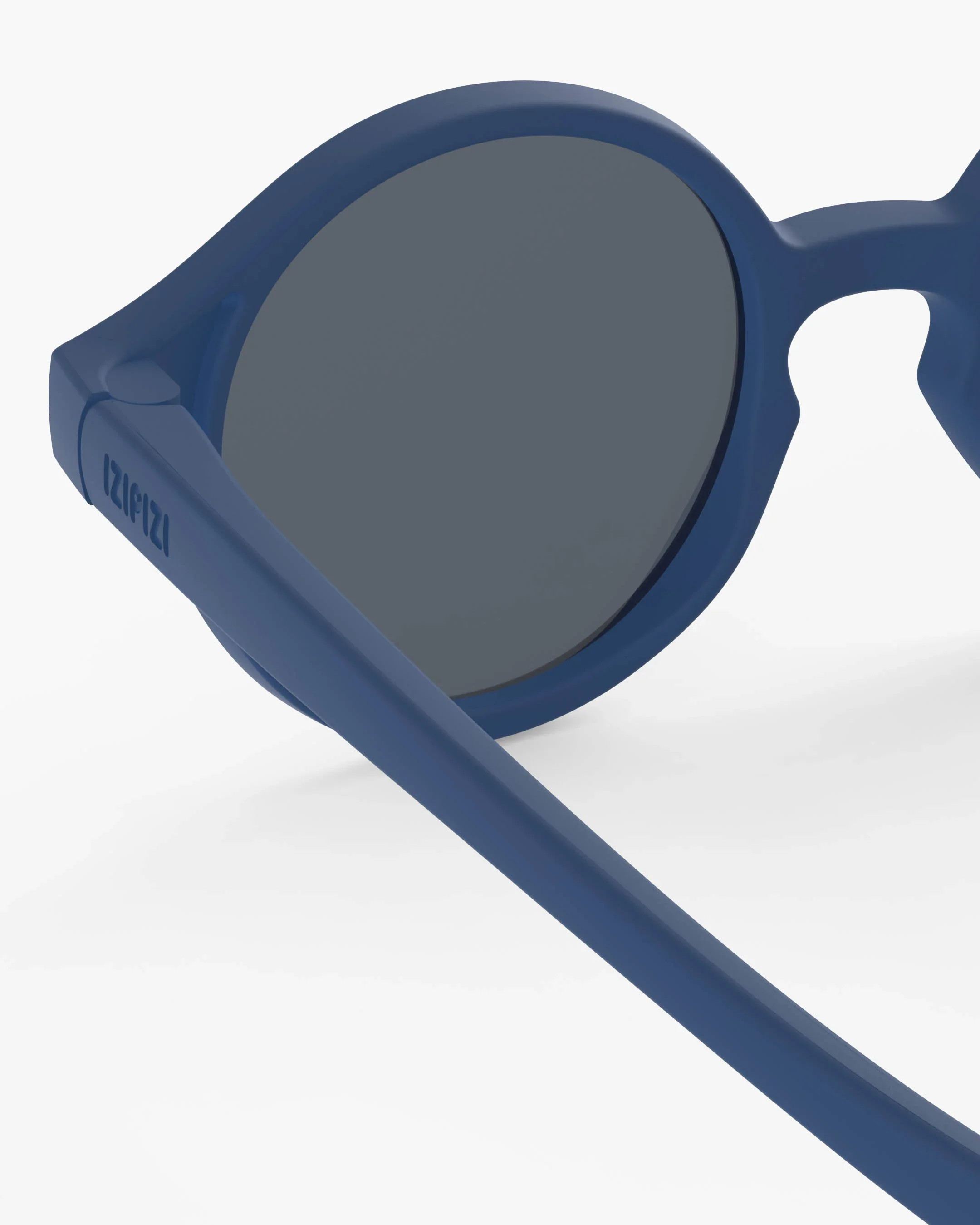 Izipizi Baby-Sonnenbrille #d Denim Blue Polarized – Pantos-Fassung in Denimblau matt, 0-3 Jahre, BPA-frei mit Silikonband, bei Cleo&Caesar Kids Concept Store