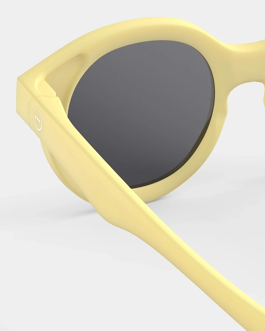Izipizi Kinder-Sonnenbrille #c Lemonade Polarized – Schmetterlingsform in Lemonade, 3-5 Jahre, BPA-frei mit Silikonband, bei Cleo&Caesar Kids Concept Store