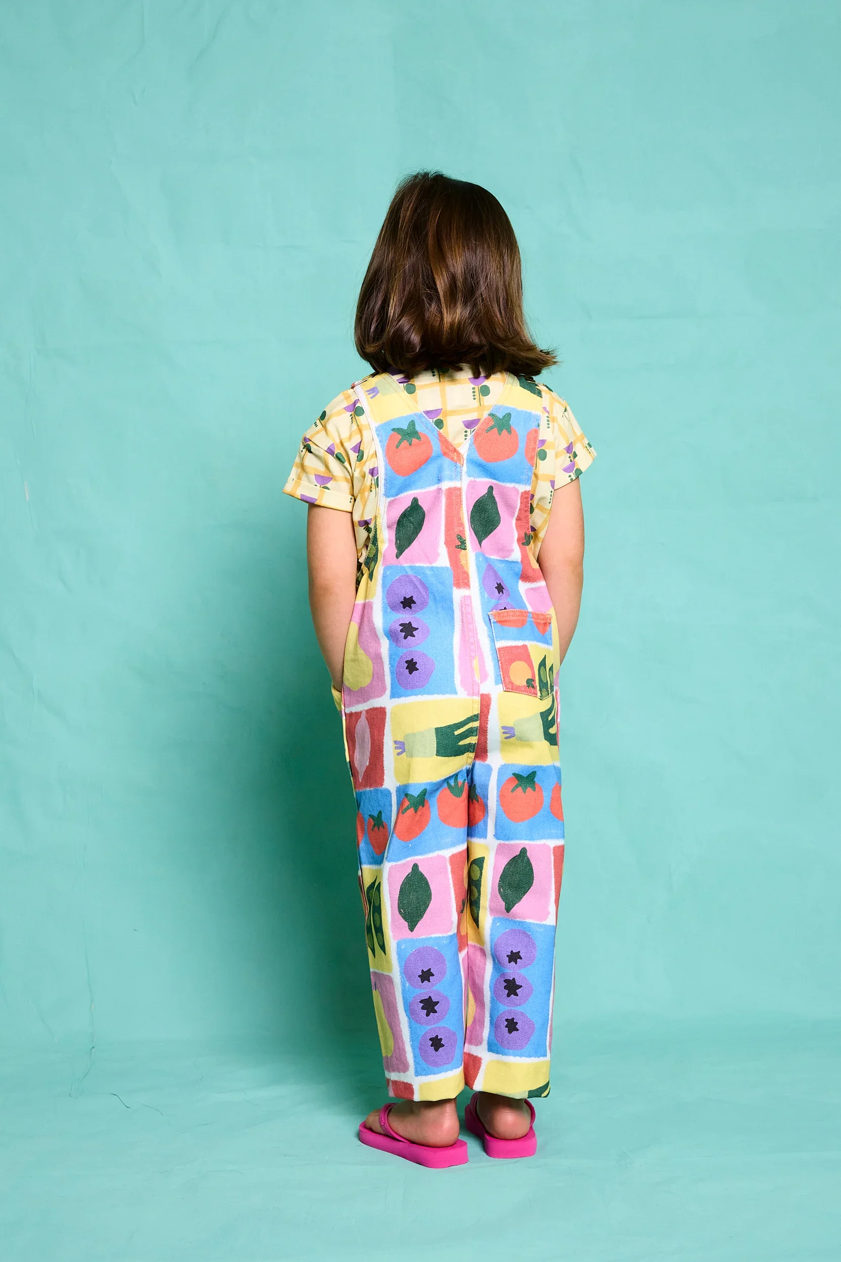 Favorite People Latzhose bunt – handgefertigt in Portugal, erhältlich bei Cleo&Caesar Kids Concept Store