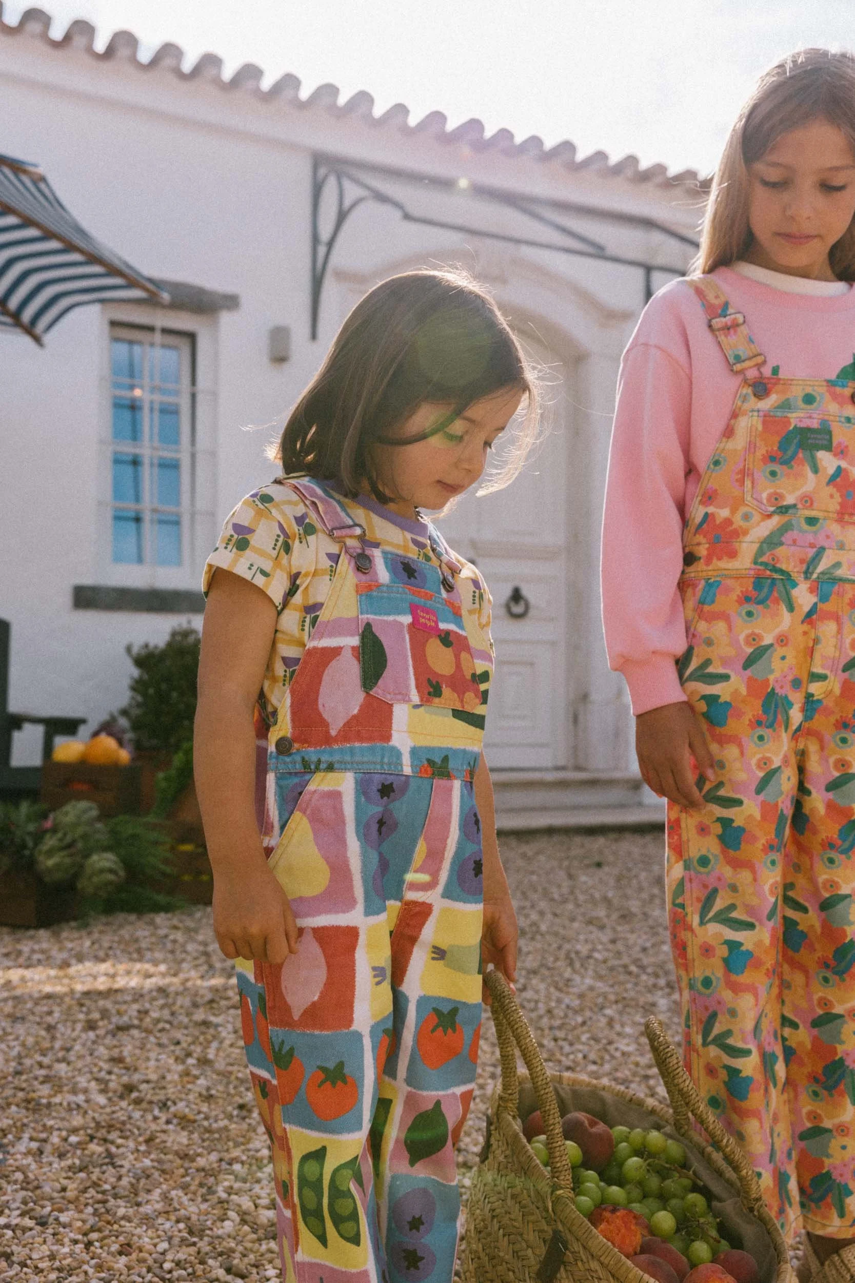 Favorite People Latzhose bunt – handgefertigt in Portugal, erhältlich bei Cleo&Caesar Kids Concept Store