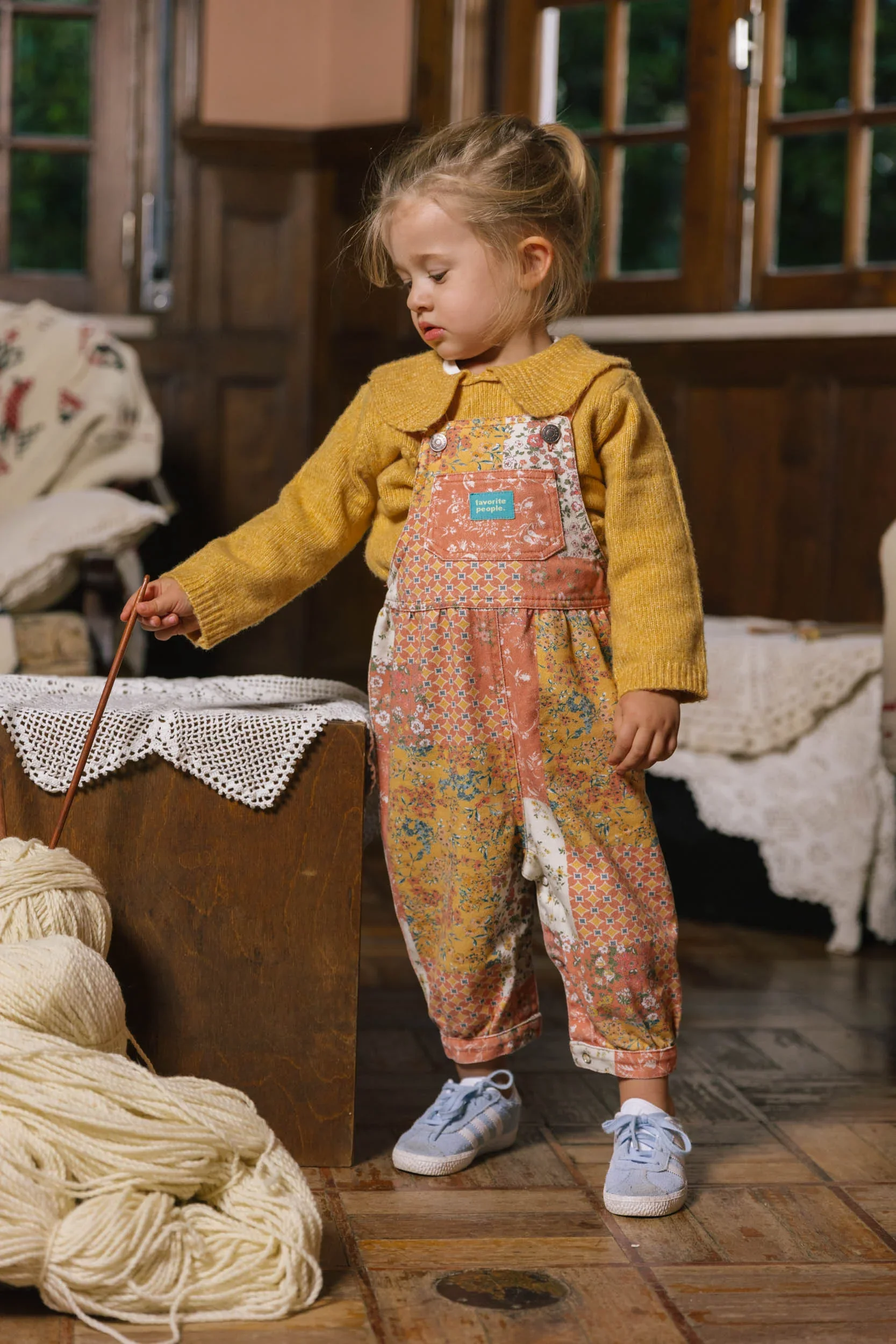 Favorite People Baby Latzhose bunt aus Baumwolle – handgefertigt in Portugal bei Cleo&Caesar