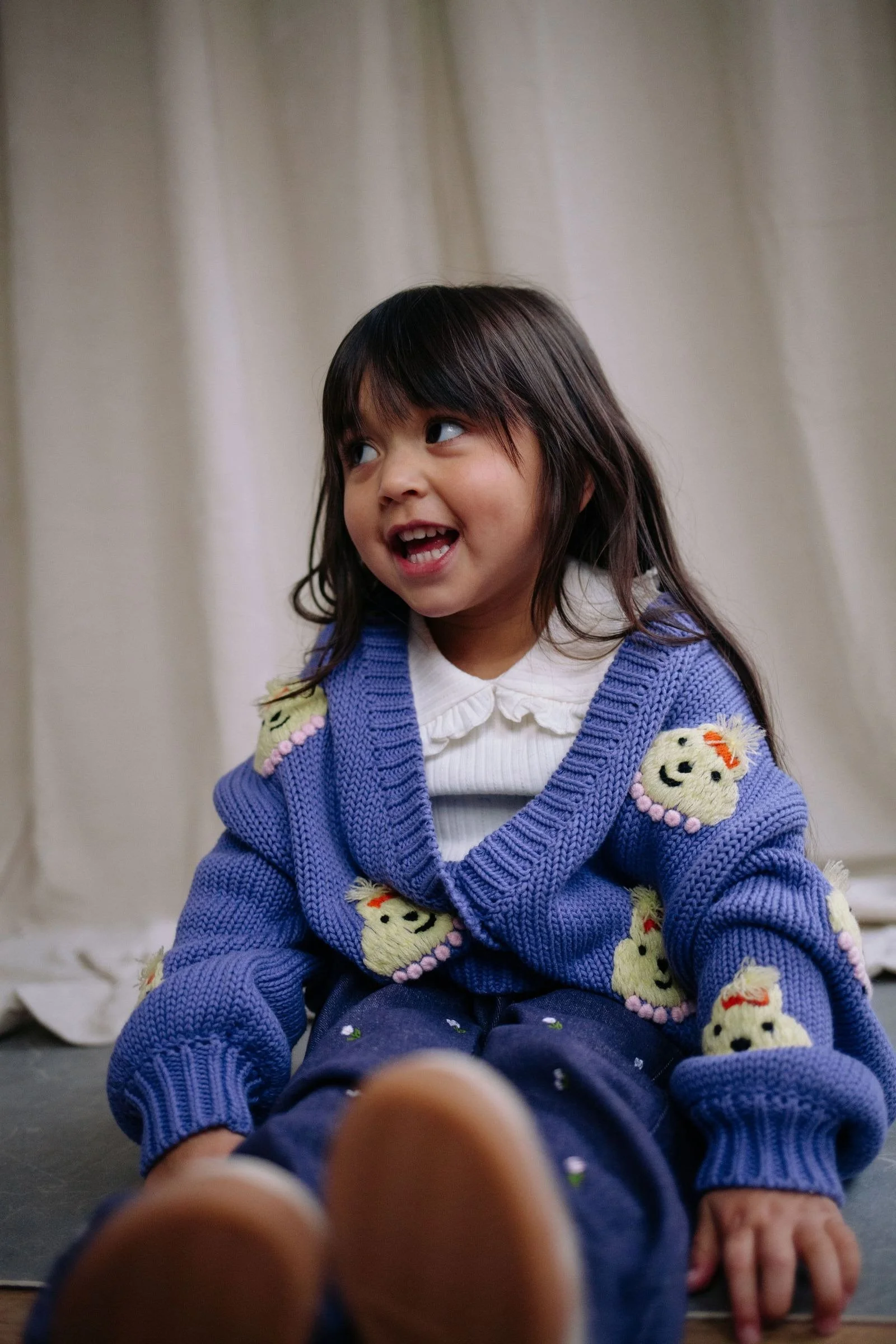 Daily Brat Lady Arabella Strickjacke in Lila mit Patches – verspielt & gemütlich bei Cleo&Caesar